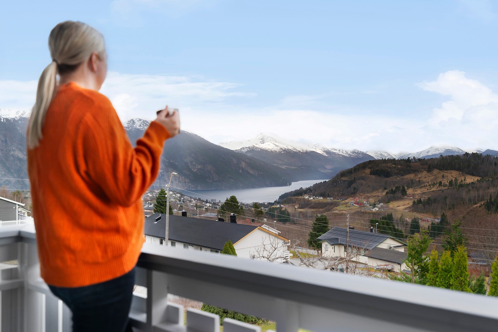 Utsikten innover fjorden og mot fjella er intet mindre enn direkte vakker Galleribilde