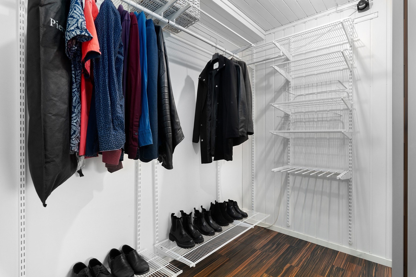 Meget praktisk rom for garderobe og oppbevaring i underetasjen Galleribilde