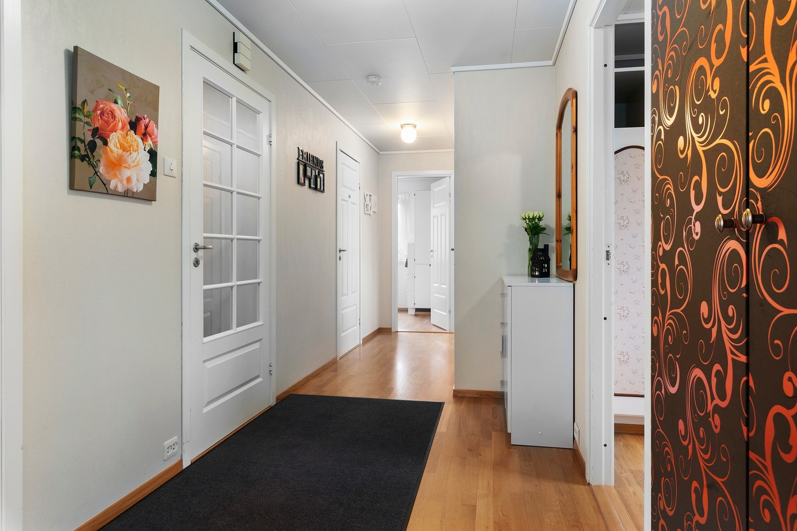 Gangen er lys og lett og dør fra vindfang har glassfelt med sprosser. Galleribilde