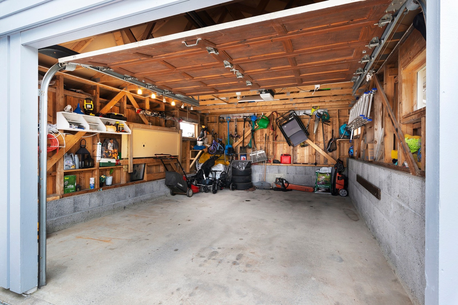 Garasjen er oppført i 1995 og har leddport med portåpner Galleribilde
