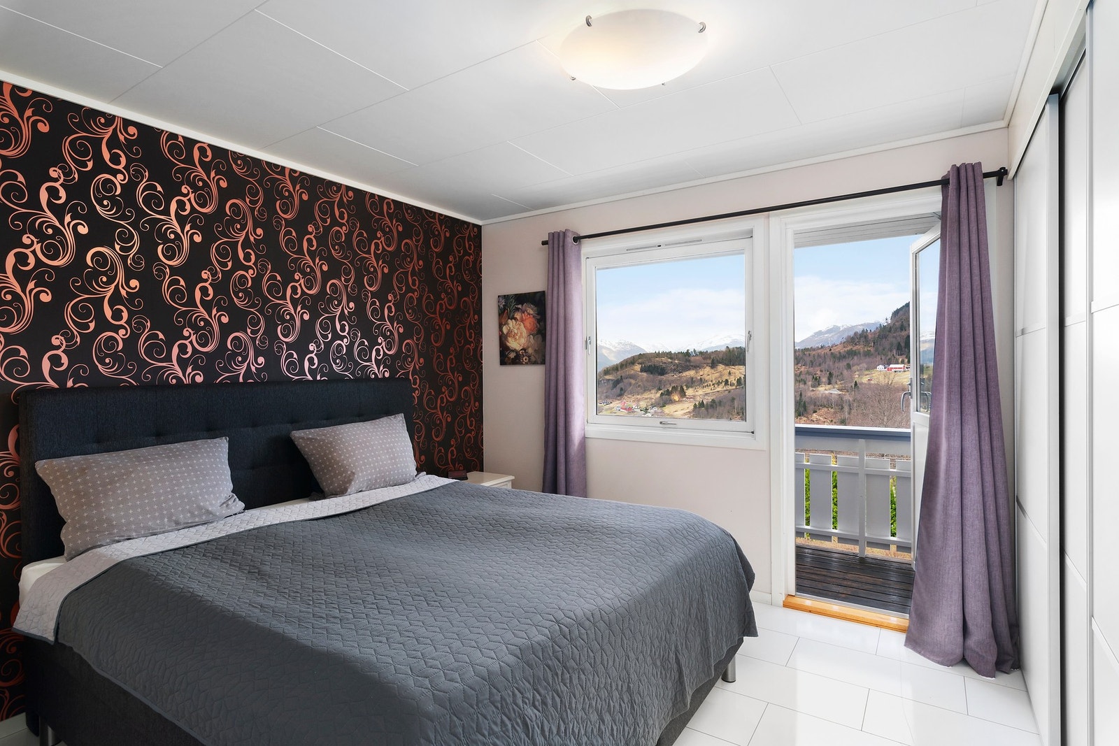 Hovedsoverommet har skyvedørsgarderobe og utgang til veranda. Legg også merke til gulvflater. Galleribilde