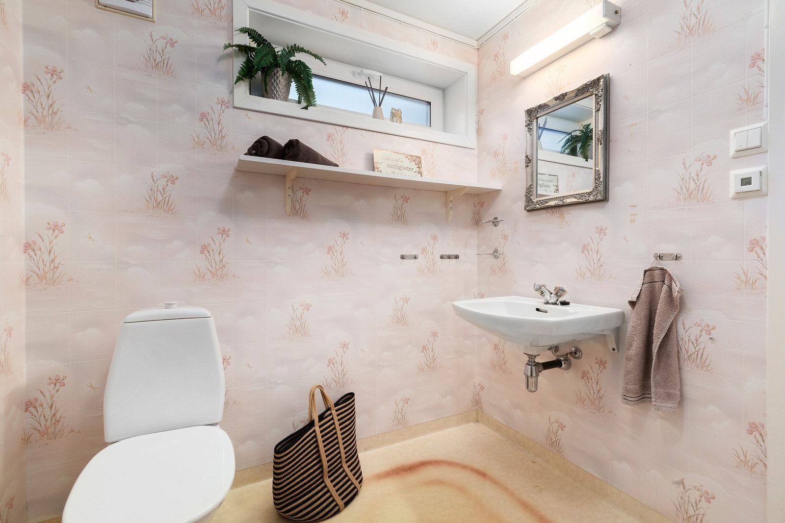 Boligen har 2 bad, dette er i underetasje og har standard fra byggeår Galleribilde