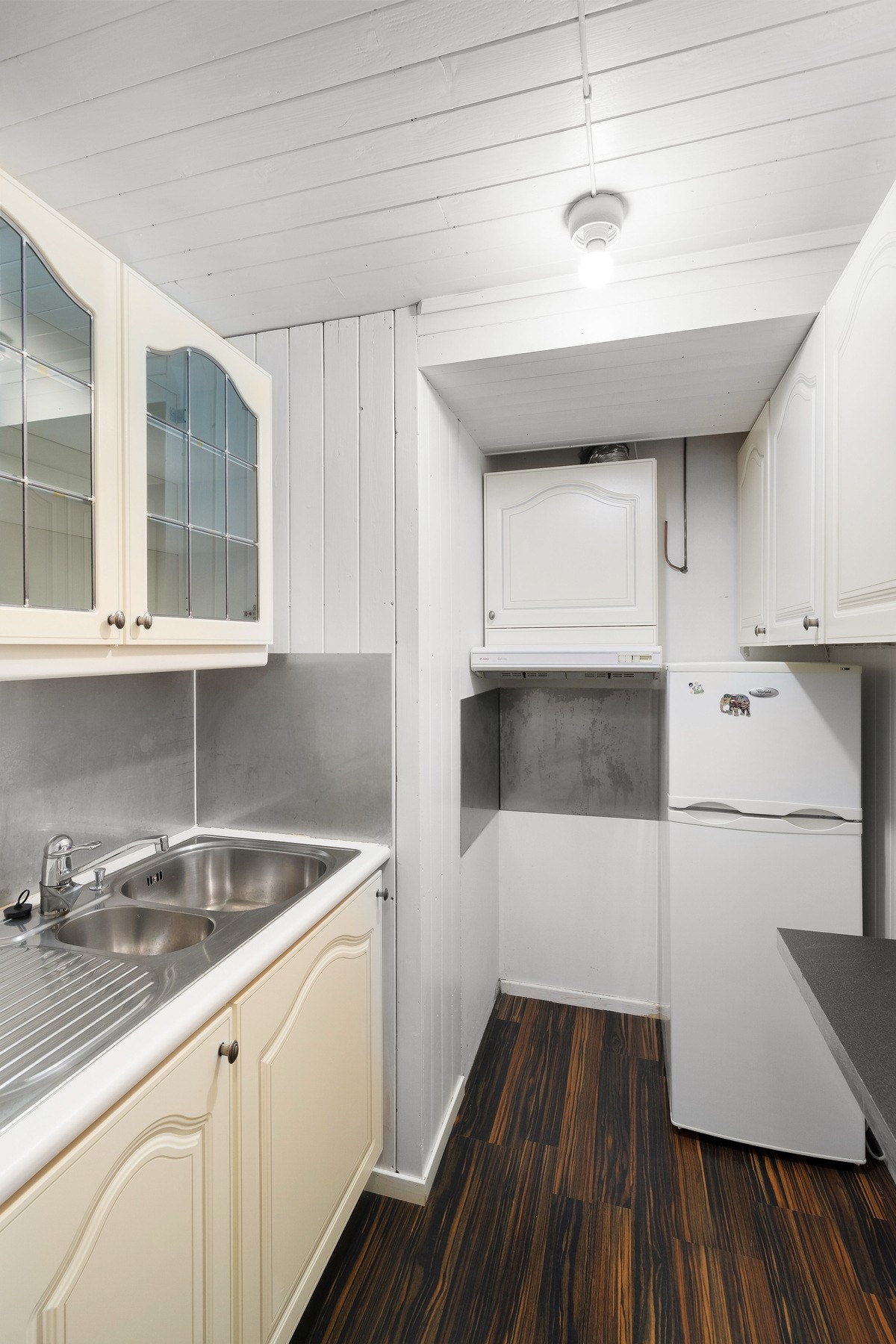 I underetasjen finnes eldre kjøkkeninnredning, legg merke til kjøkkenventilator som har avtrekk helt ut. Galleribilde