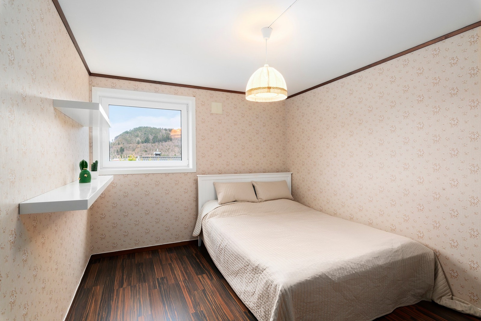 Boligen har flere soverom fordelt på to etasjer, og dette er fra hovedetasjen. Galleribilde