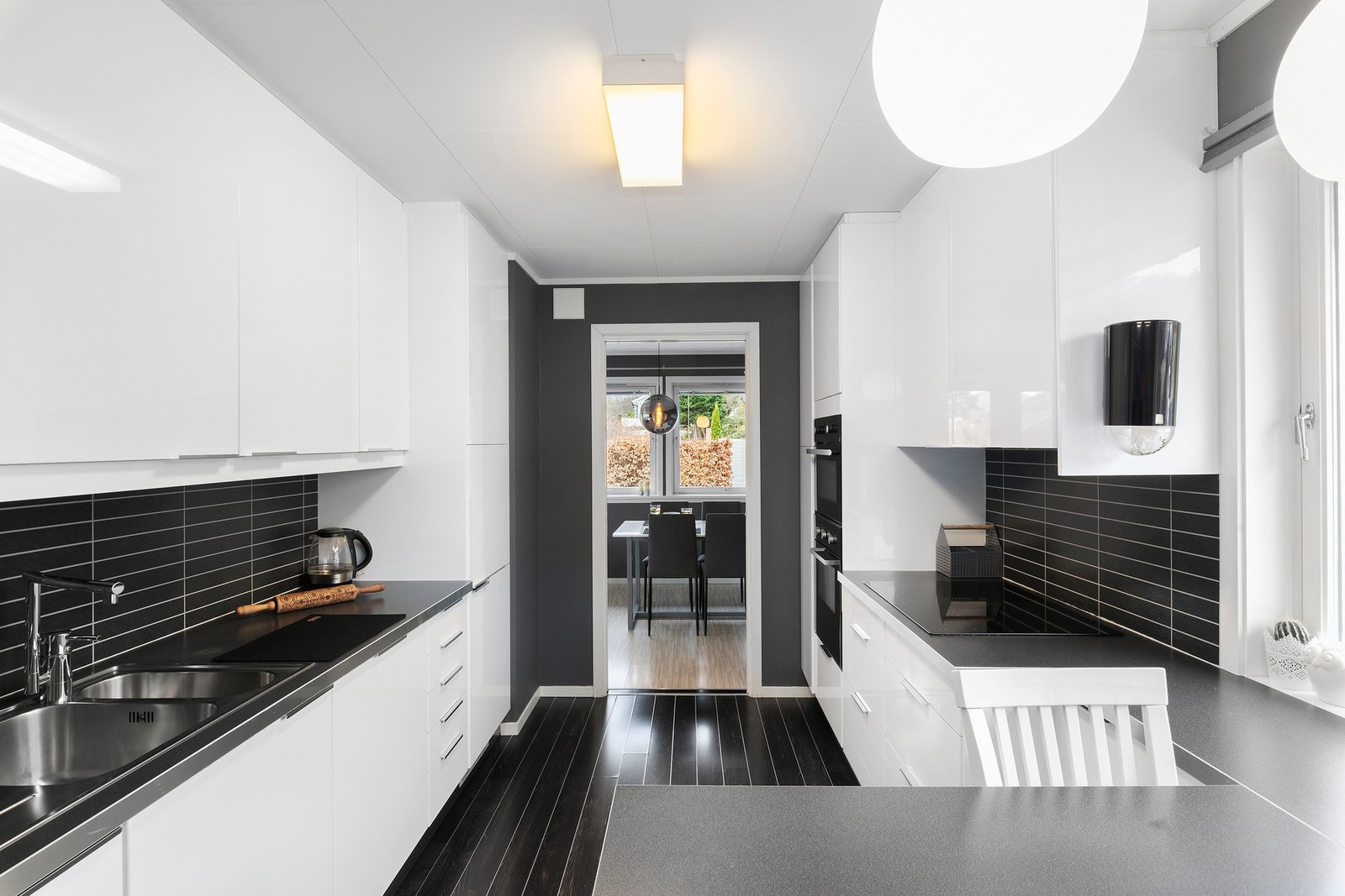 Tidløst kjøkken fra IKEA med hvite høyglans fronter og integrerte hvitevarer Galleribilde