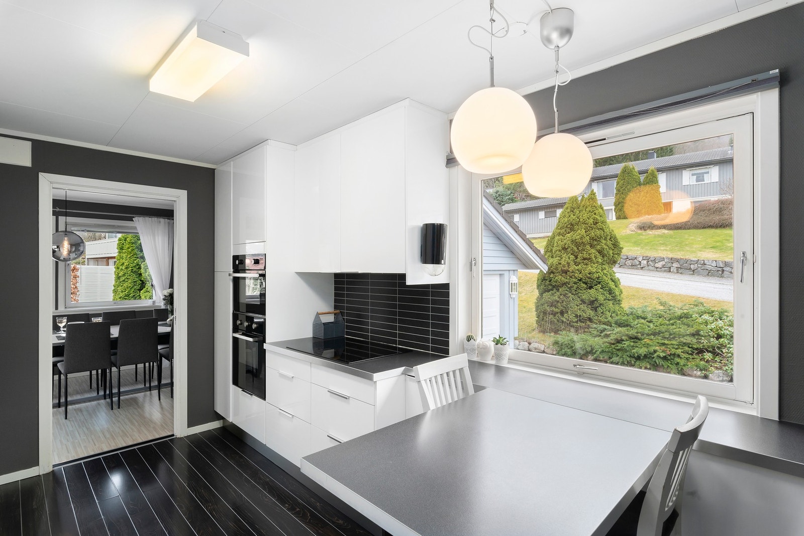 Koselig spiseplass på kjøkkenet ved vinduet Galleribilde