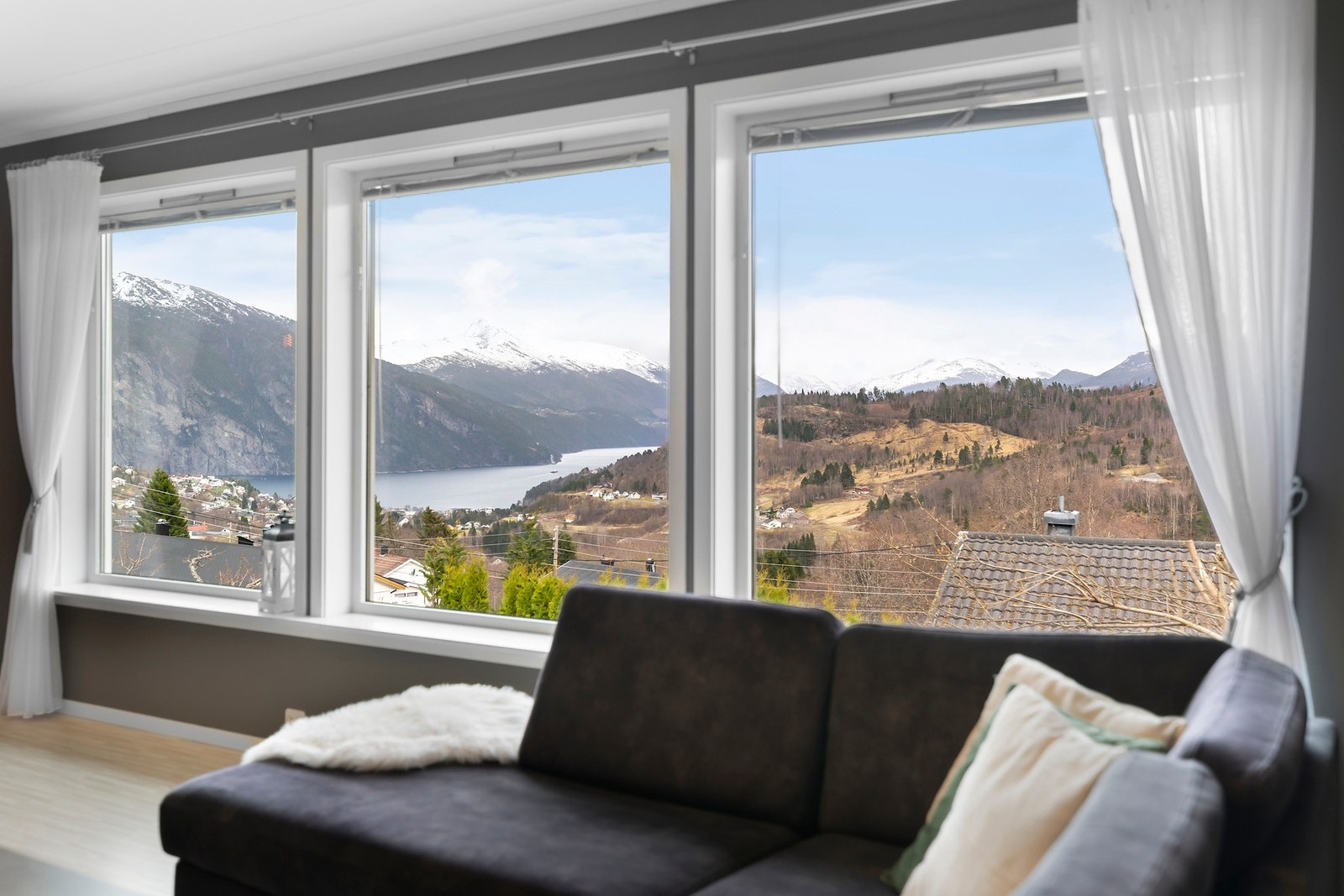 Vinduene fra 2001 er 2-lags isolérglass og med klaffventil. Utsikten taler for seg selv. Galleribilde