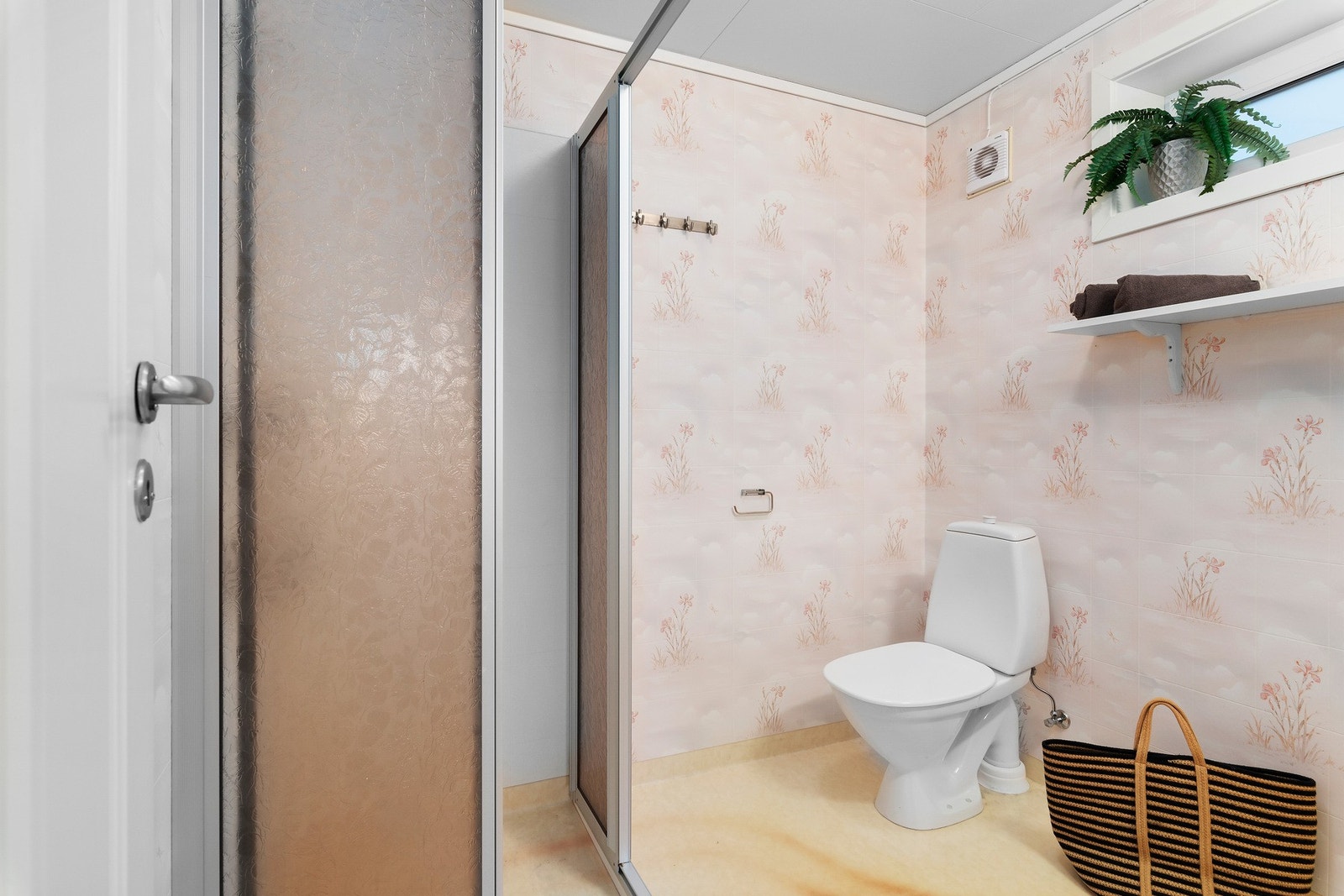 Overflater har våtromsbelegg og våtromstapet og dusjhjørne med skyvedører. Legg merke til avtrekksvifte. Galleribilde