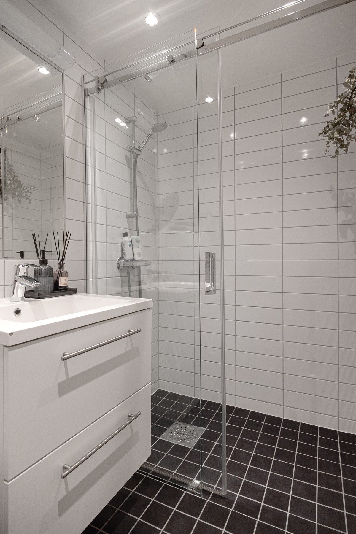 Romslig dusj med skyvedører. Galleribilde