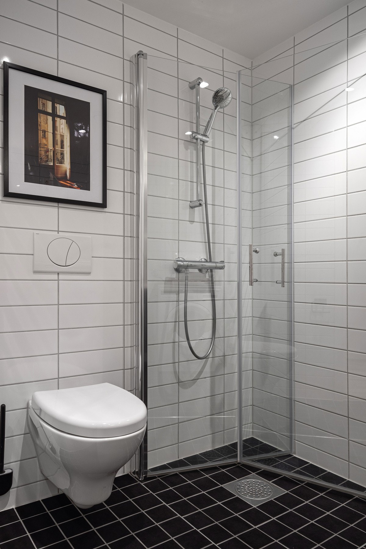 Praktiske innfellbare dusjdører i herdet glass. Galleribilde