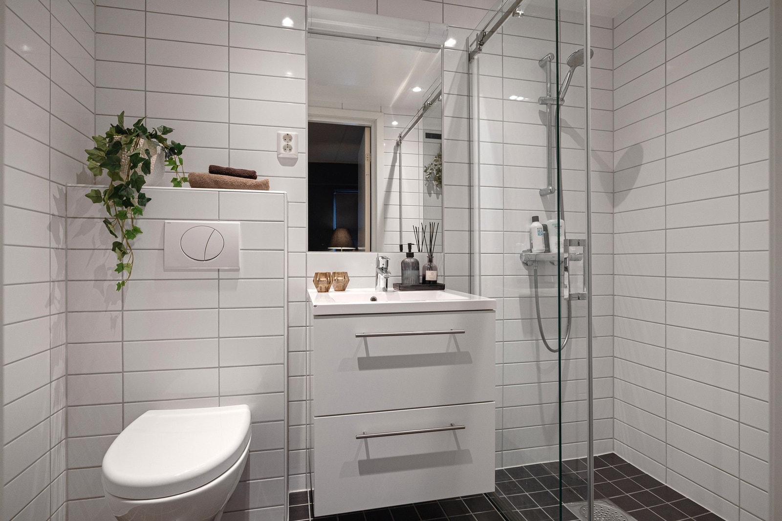 Pent, flislagt "ensuite" bad (bad nr. 2) med gulvvarme. Galleribilde