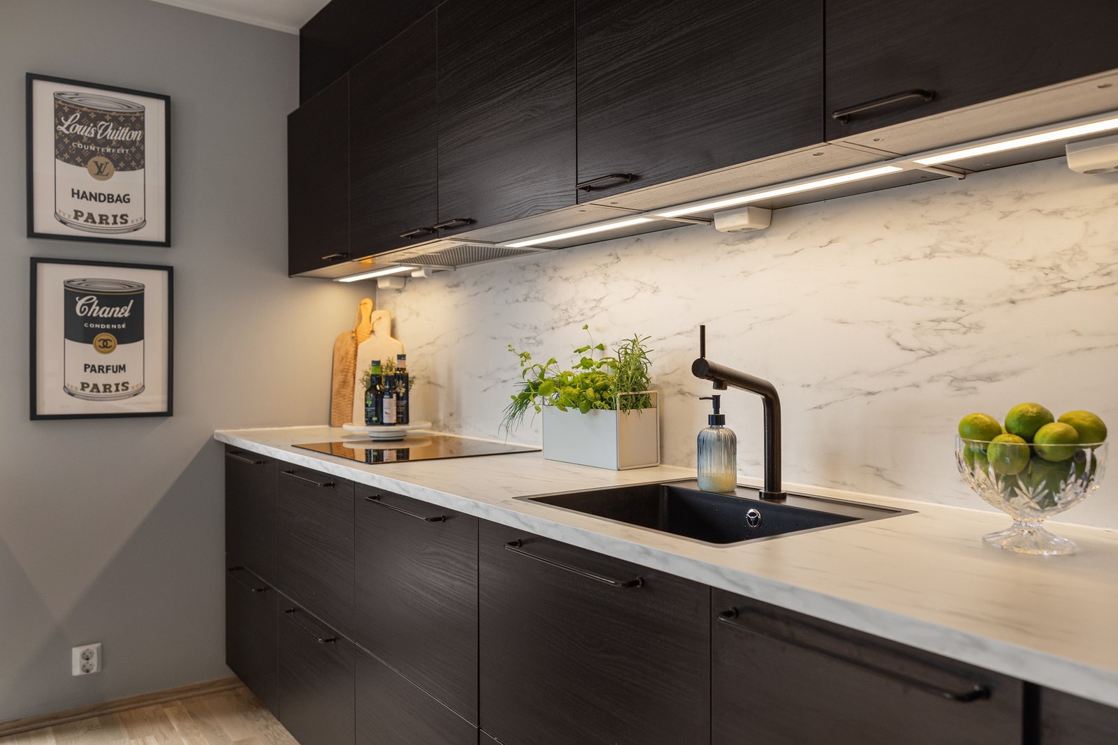 Godt med skap- og benkeplass. Galleribilde