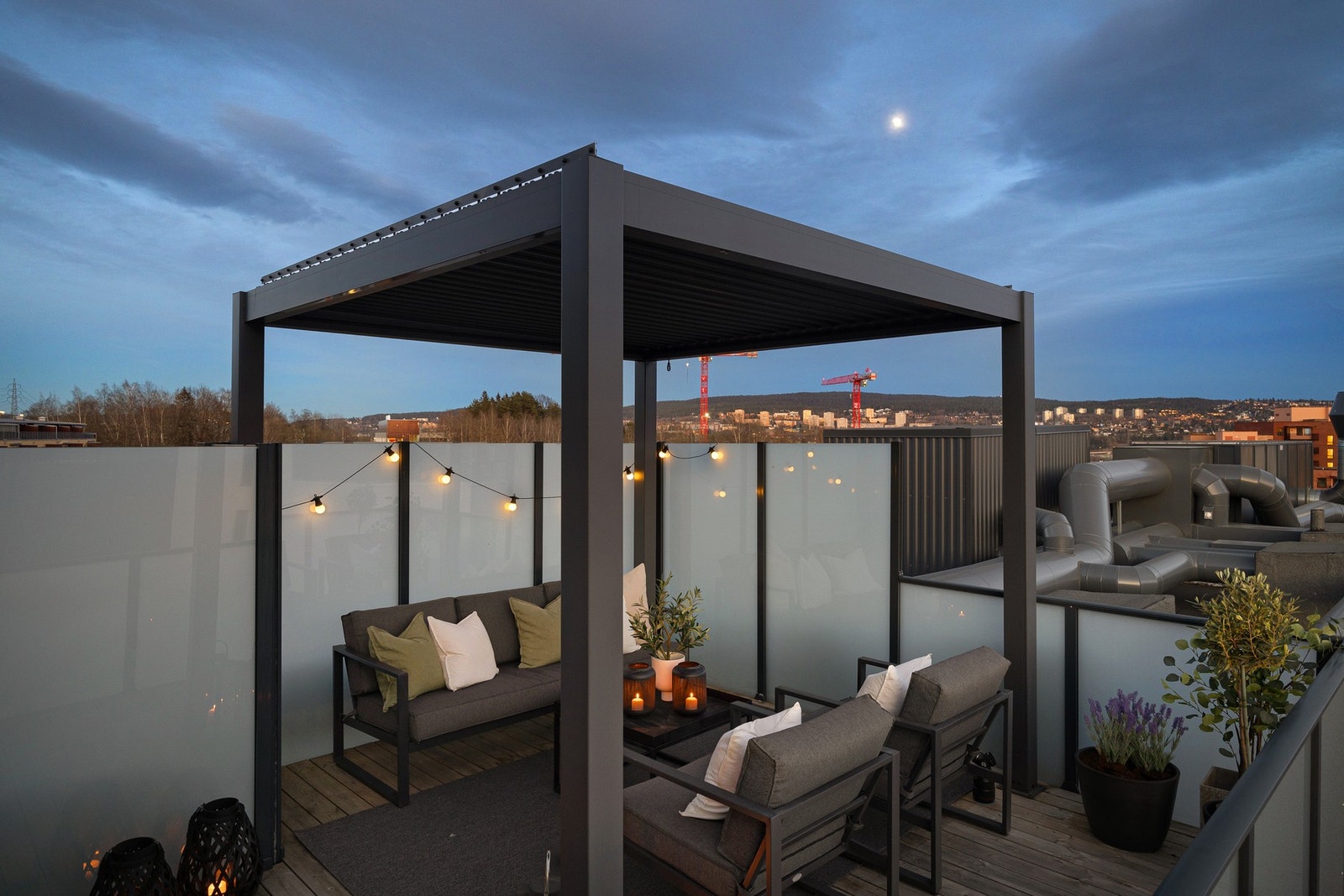 Pergolaen gir god solskjerming til de varmeste sommerdagene. Galleribilde