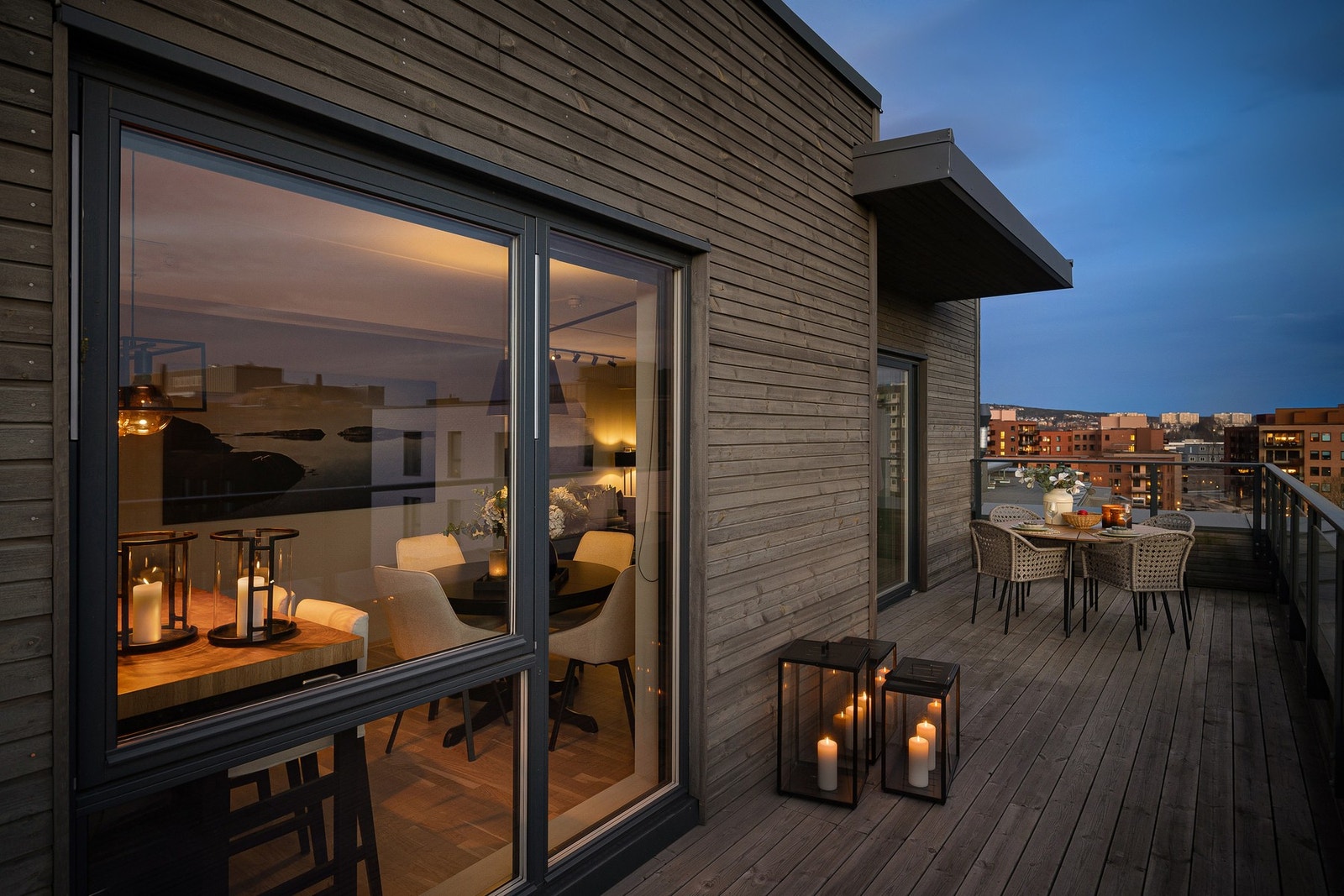 Kveldsstemning på takterrasse nr. 1. Galleribilde