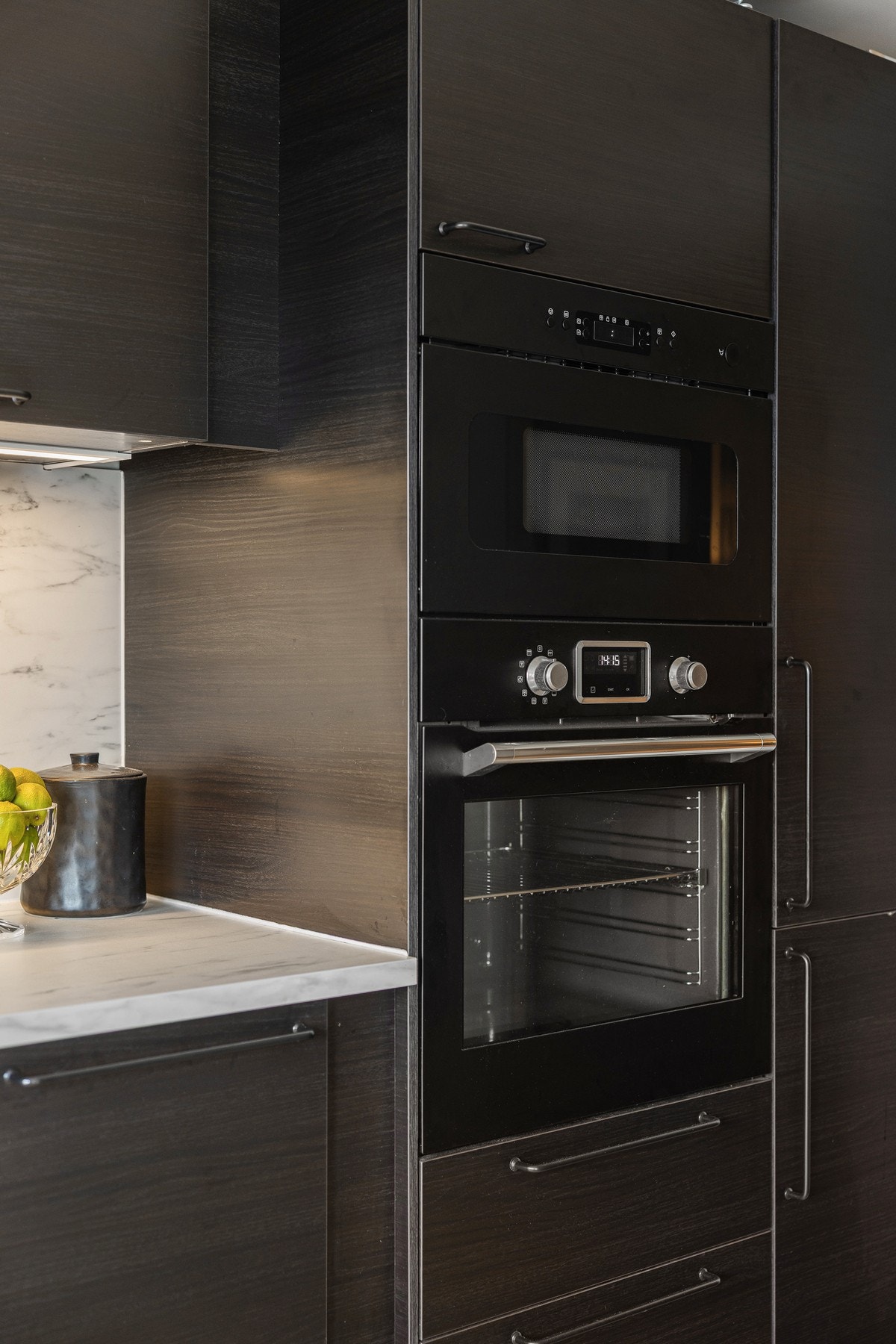 Her har du integrert kjøl/fryseskap, oppvaskmaskin, mikro, stekeovn og induksjon platetopp. Galleribilde