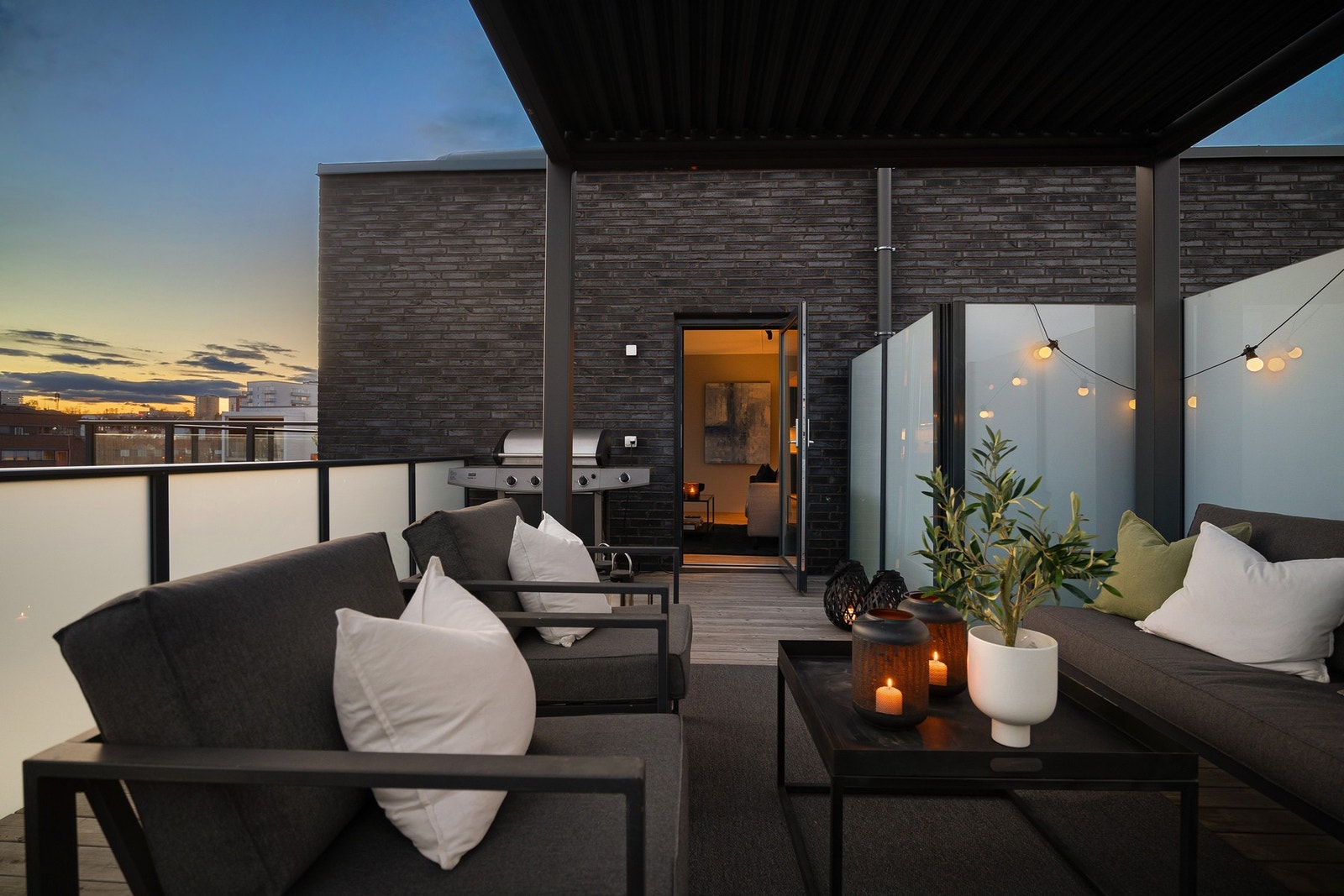 Kveldsstemning på takterrasse nr. 2. Galleribilde