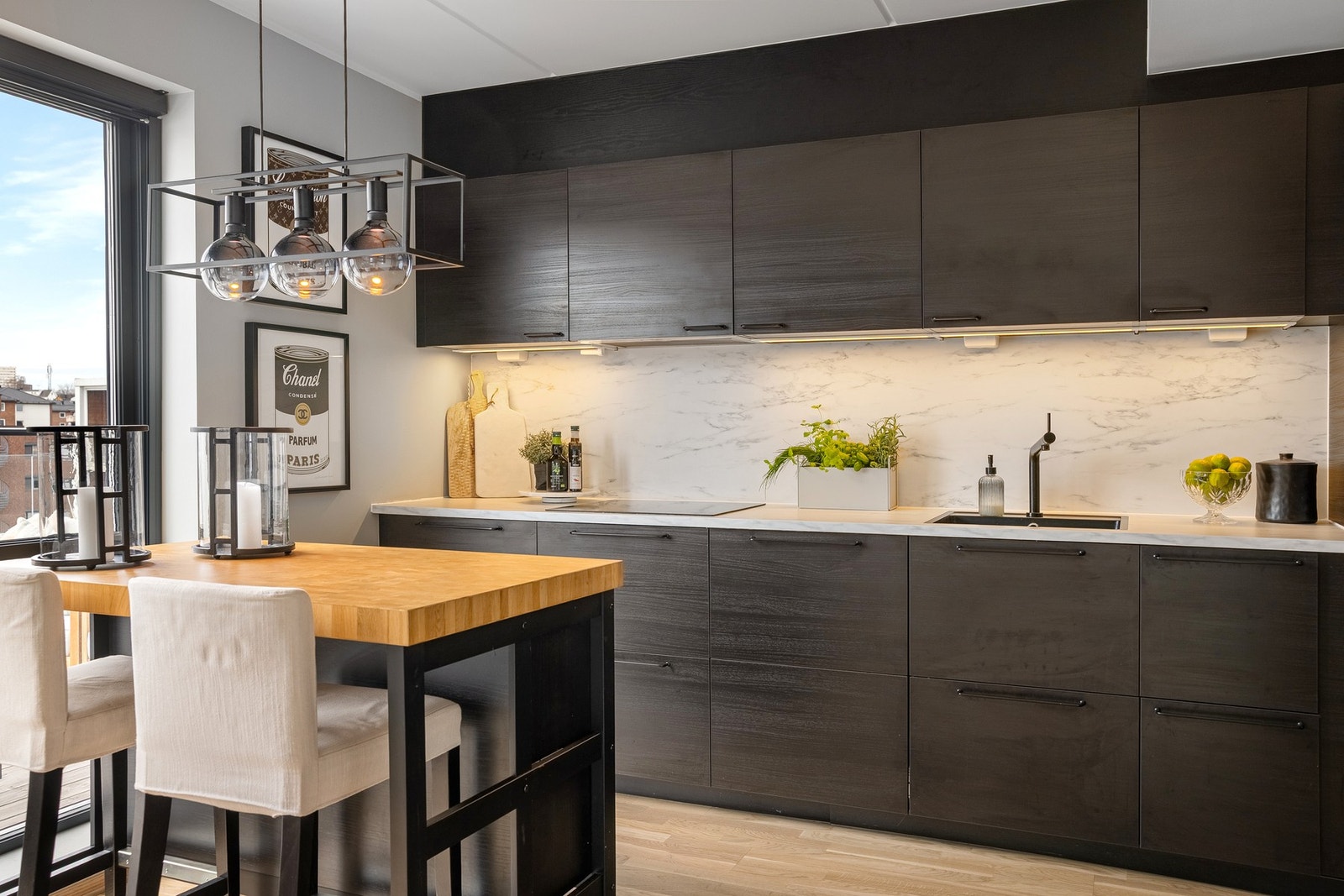 Mørk og stilren kjøkkeninnredning. Galleribilde