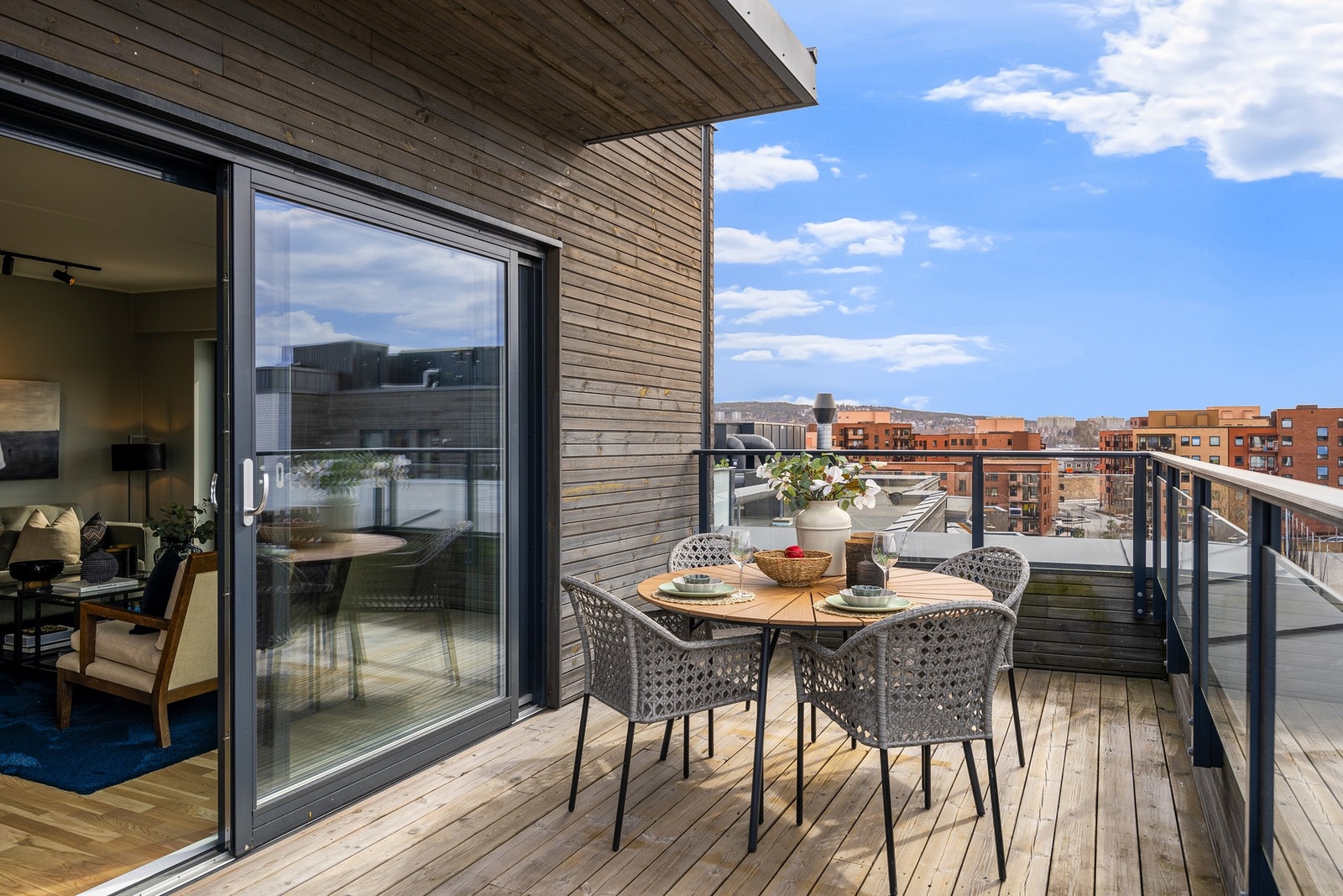 Vestvendt takterrasse på hele 22 kvm. Med denne størrelsen er det enkelt å dele opp i ulike soner. Galleribilde