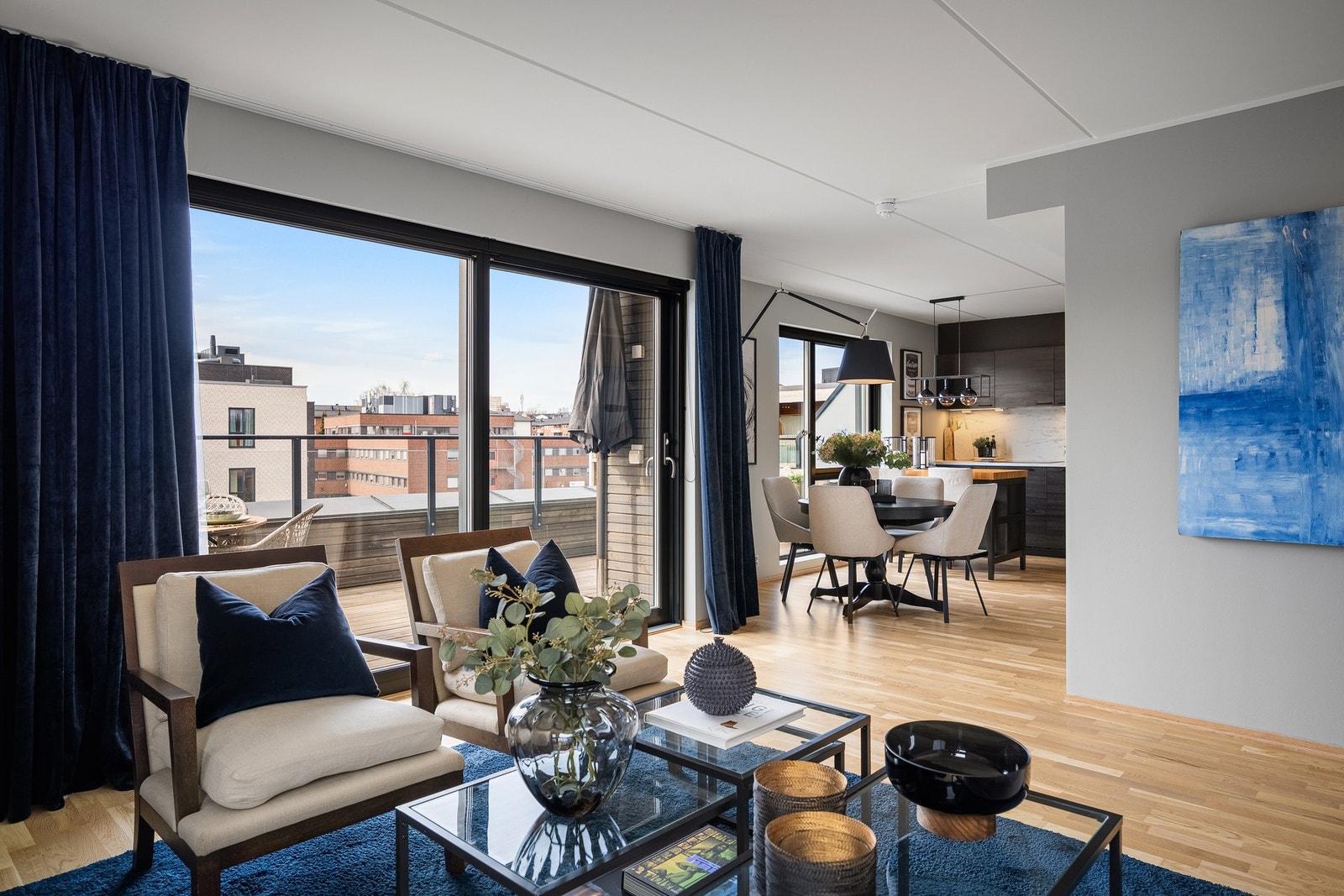 Godt med lysinnslipp fra stor glass-skyvedør som leder ut til den første takterrassen. Galleribilde