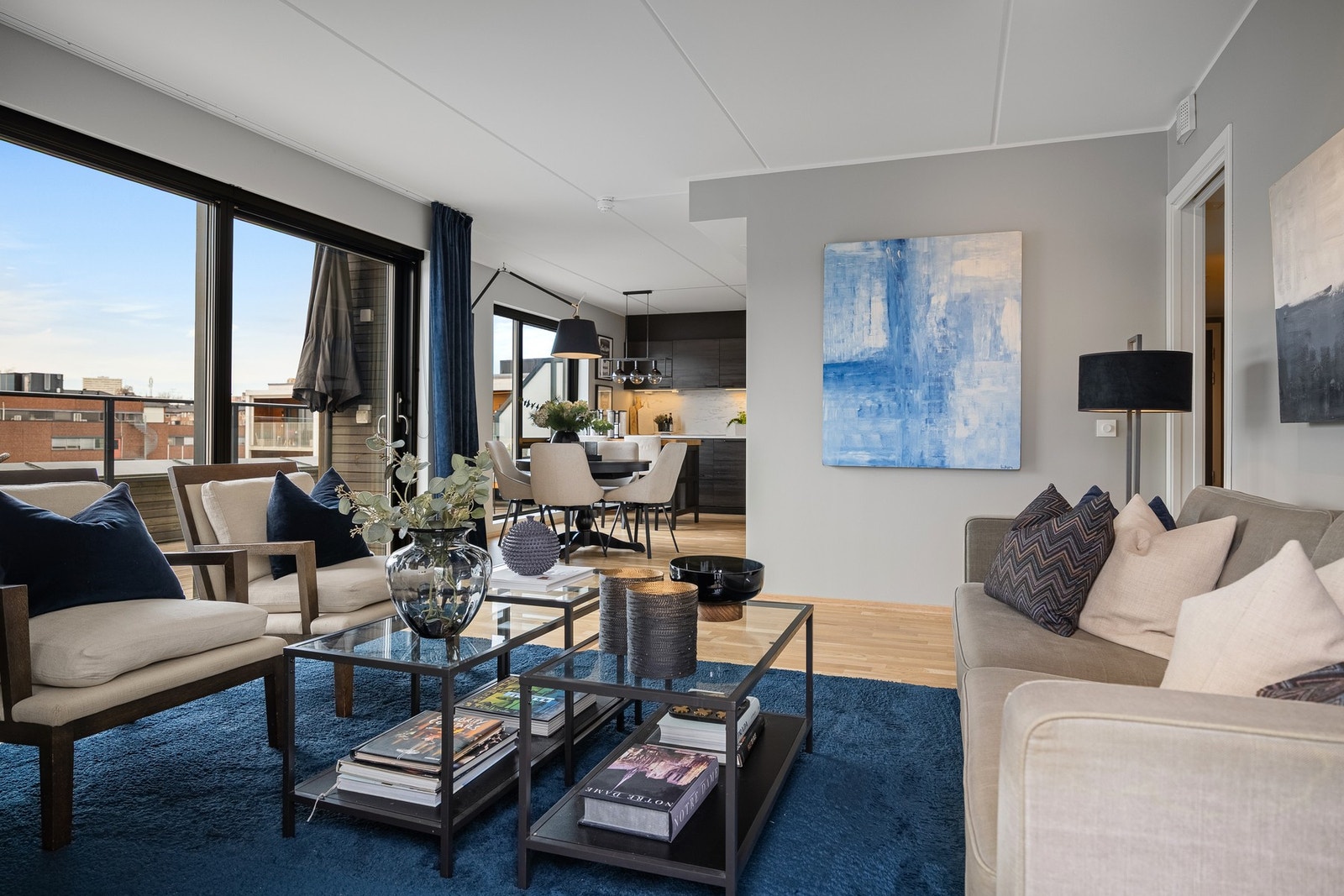 Kjøkkenet ligger i delvis åpen løsning til stue, som gir et sosialt oppholdsrom. Galleribilde