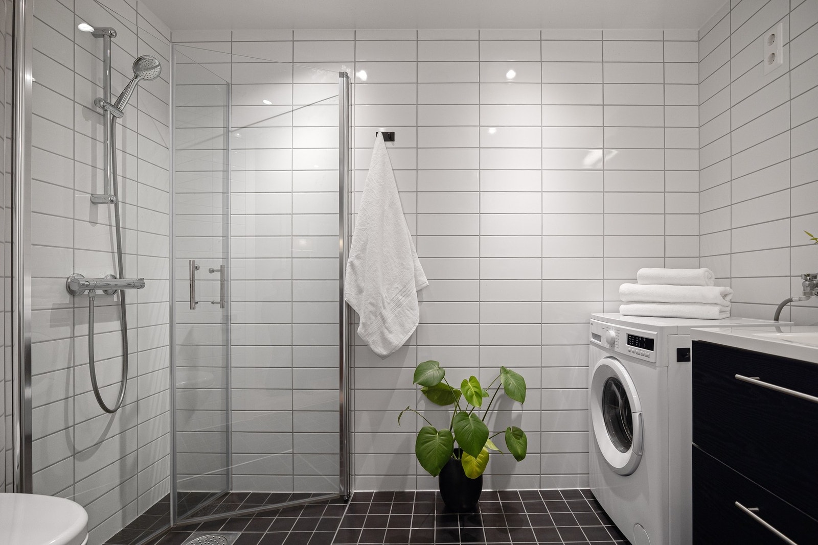 Lyst og tidløst hovedbad (bad nr. 1) med flislagte overflater og gulvvarme. Galleribilde