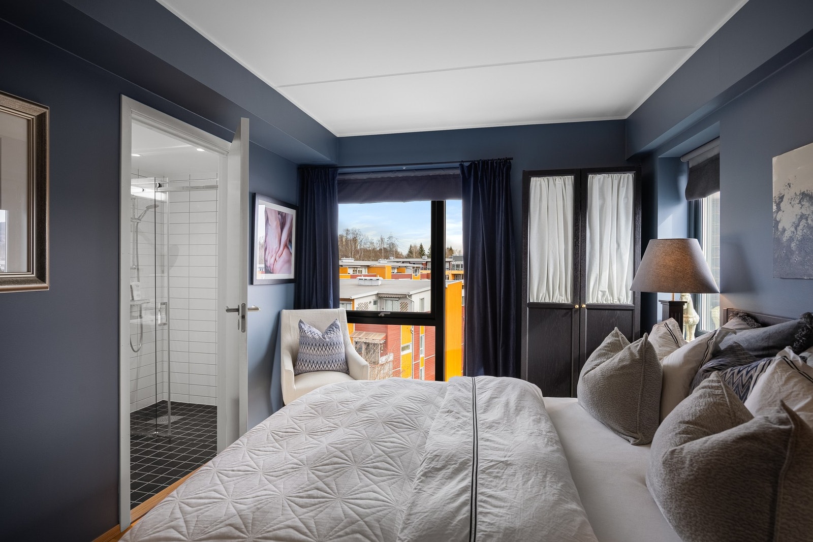 Hovedsoverommet har inngang til privat baderom. Galleribilde