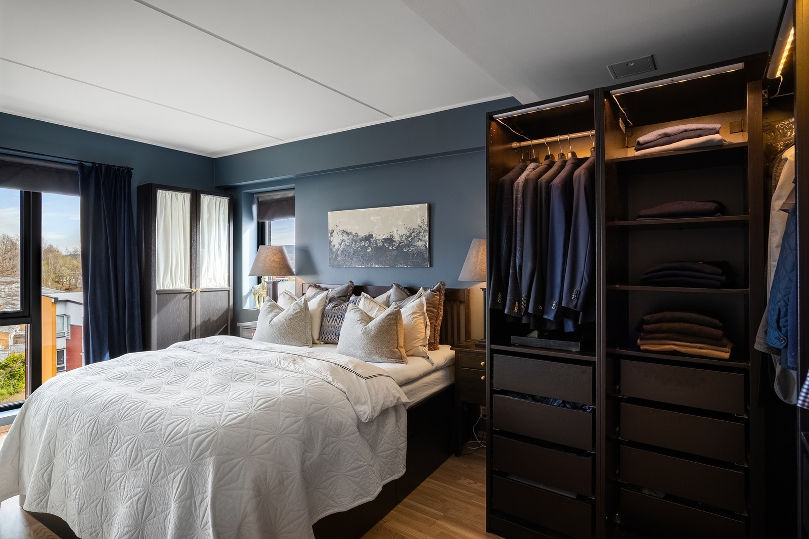 Lunt og romslig hovedsoverom. Galleribilde