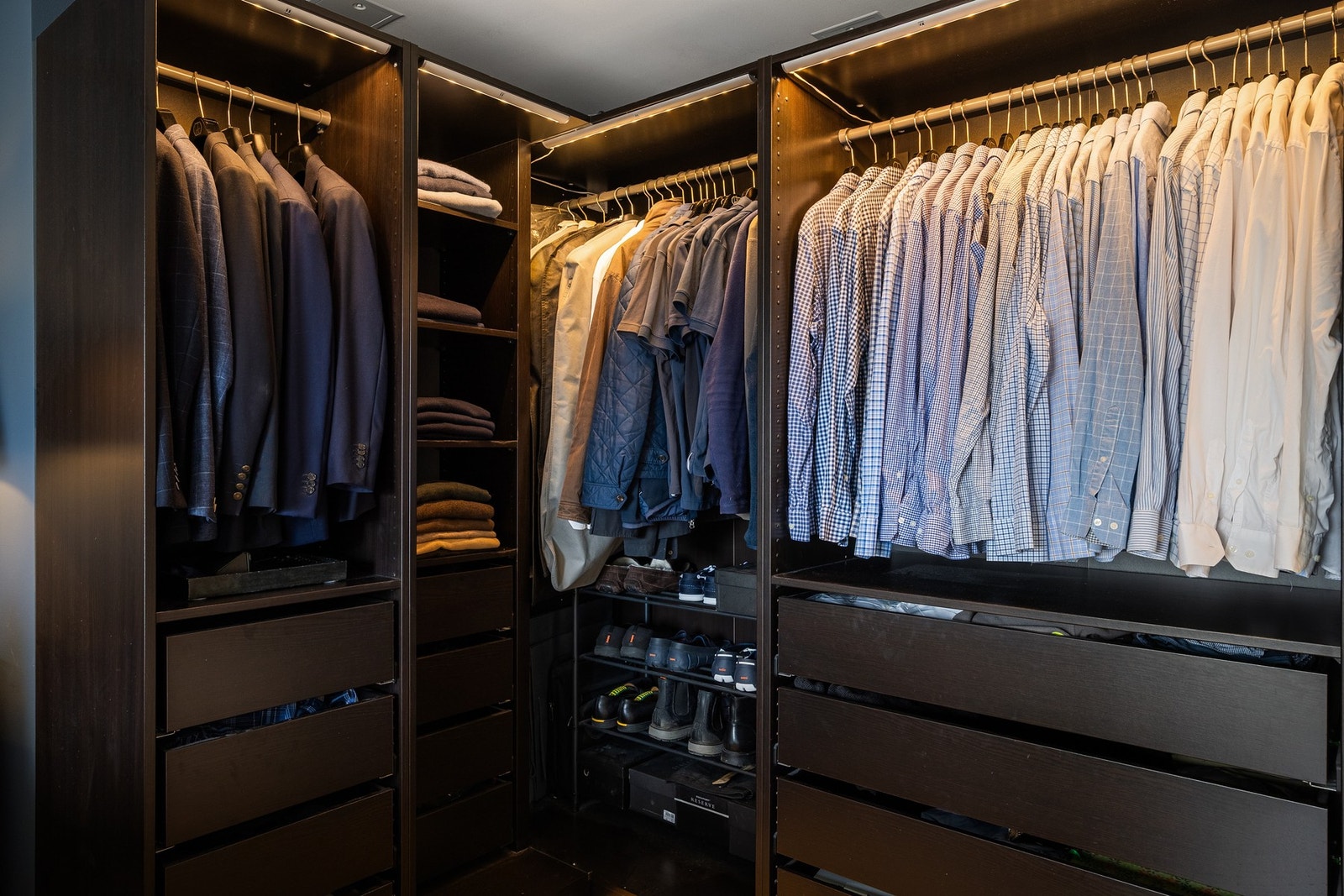 Godt med plass til klesoppbevaring i garderobeskapet. Galleribilde