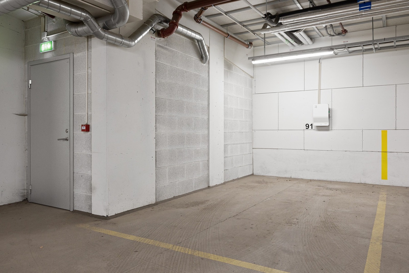 Kjøper gis opsjon på kjøp av bruksrett til garasjeplass i felles garasjeanlegg til kr. 500.000,-. Plassen har elbil-lader. Galleribilde