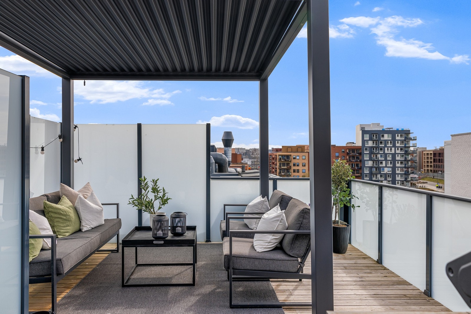 Denne takterrassen er på hele 20 kvm, og er det perfekte loungeområdet hvor du kan nyte sol til både morgenkaffen og sene sommerkvelder! Galleribilde