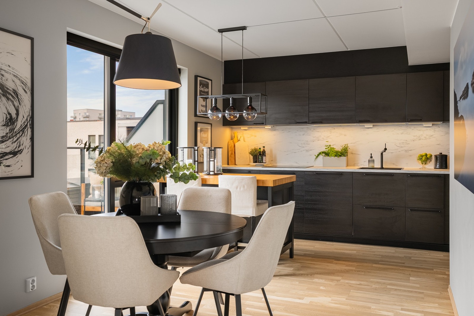 Naturlig sone for spisebord i forbindelse med kjøkkenet. Galleribilde