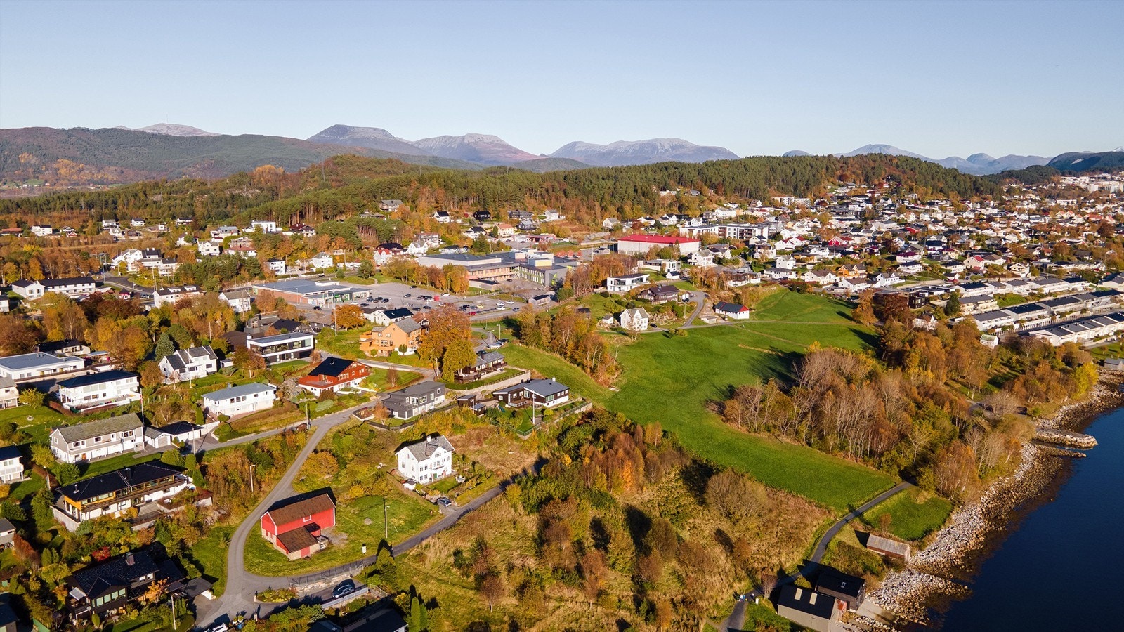 Fjordstien ligger like ved tomten og strekker seg fra Bogneset til Åse Galleribilde