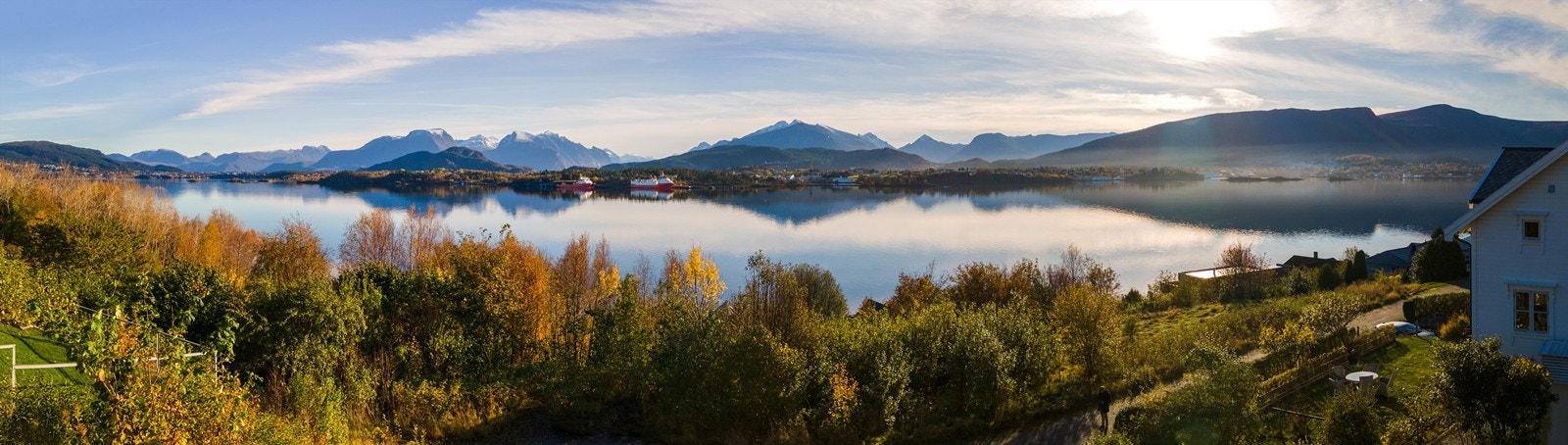 Panoramabilde tatt fra tomten - fantastisk flott utsikt mot Borgundfjorden og Sunnmørsalpane Galleribilde