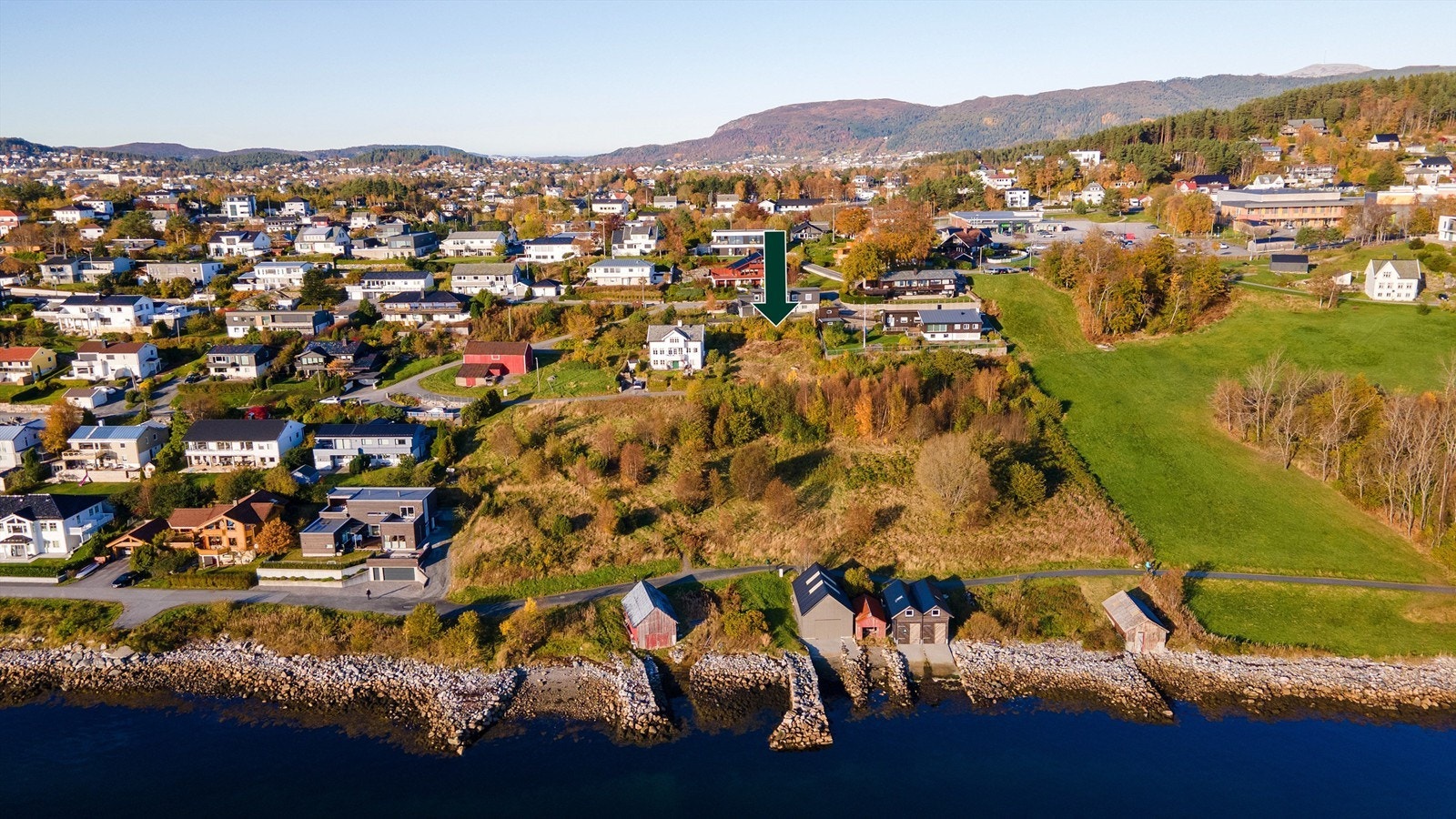 Droneblde over nærområdet sett fra syd - tomten avmerket med pil Galleribilde