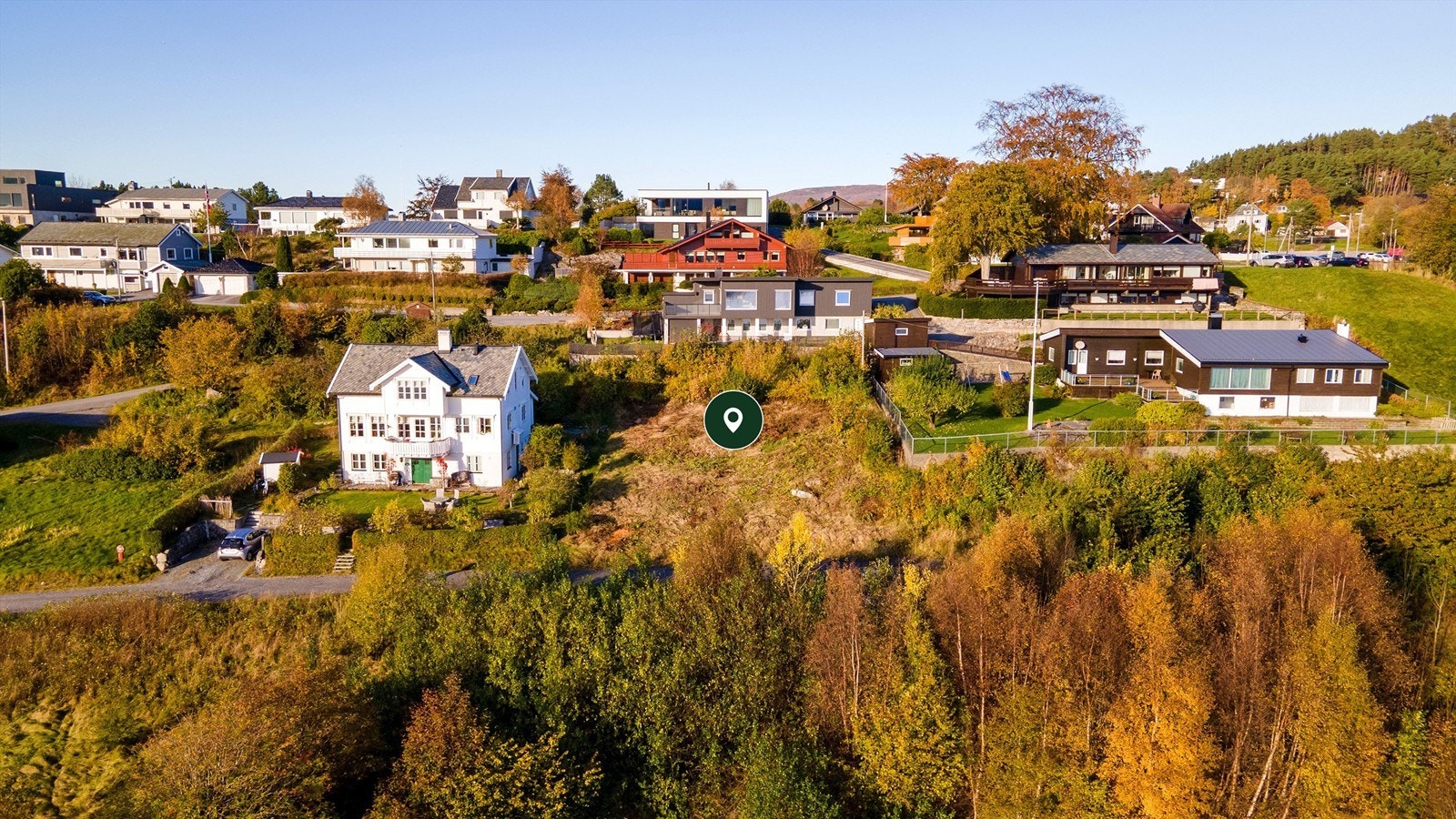 Dronebilde over tomten og nærområdet Galleribilde