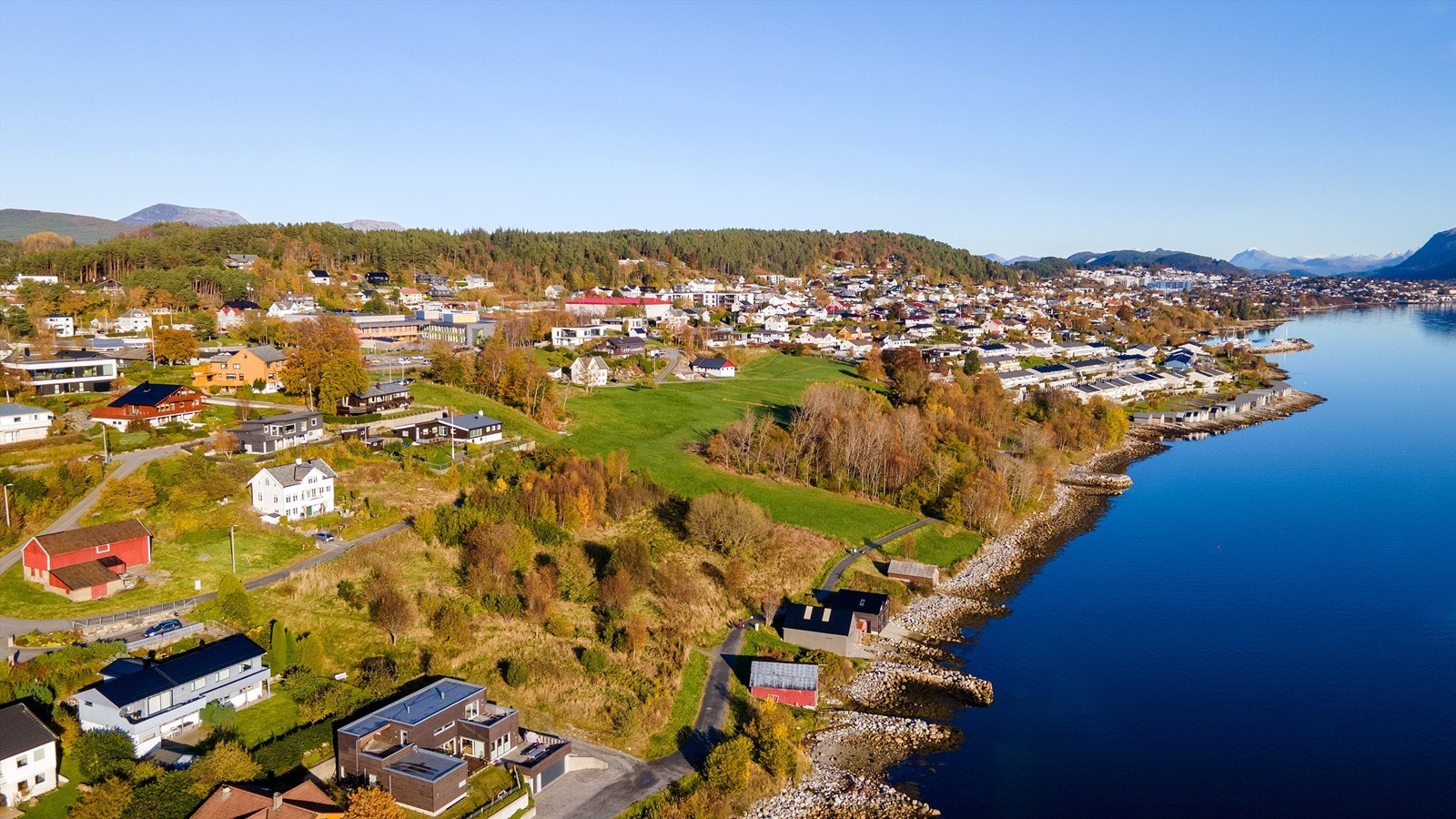 Det er kort vei til tomten til sjøen og den flotte Fjordstien som strekker seg fra Furmyra til Bogneset Galleribilde