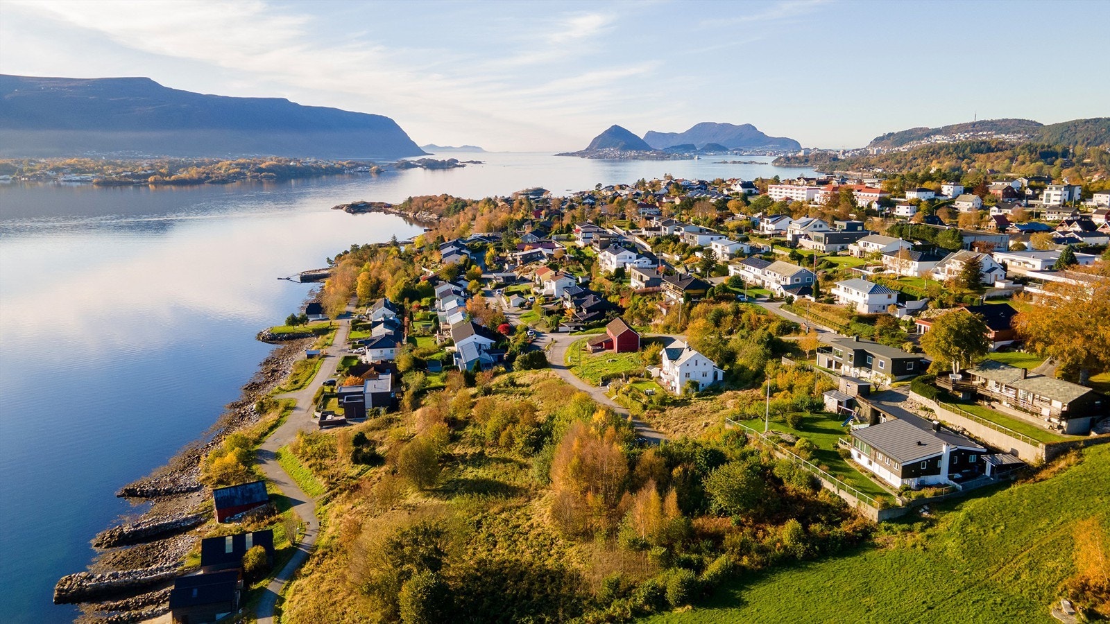 Dronebilde over tomten og nærområdet tatt fra øst mot vest Galleribilde