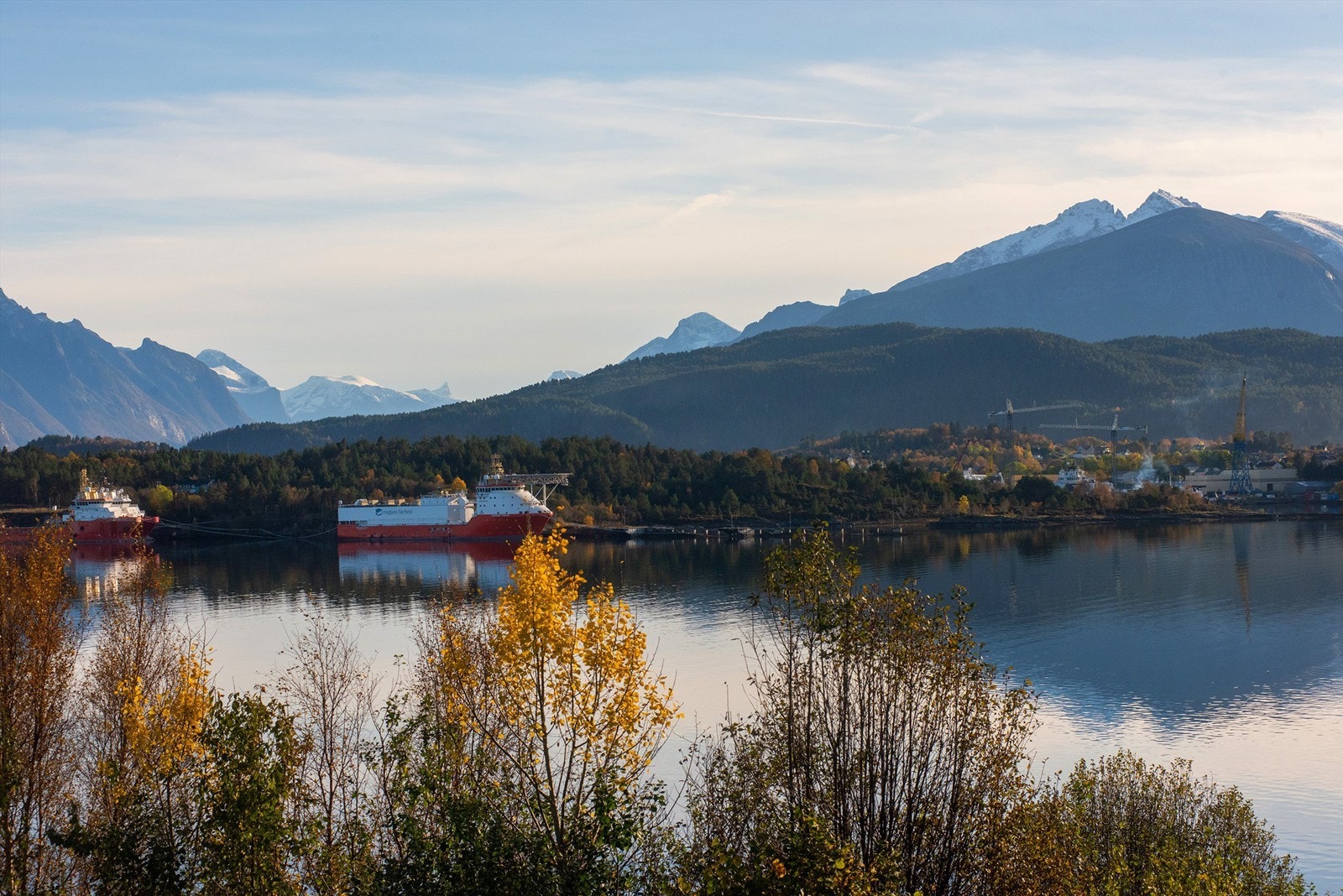 Flott utsikt mot fjord og fjell Galleribilde