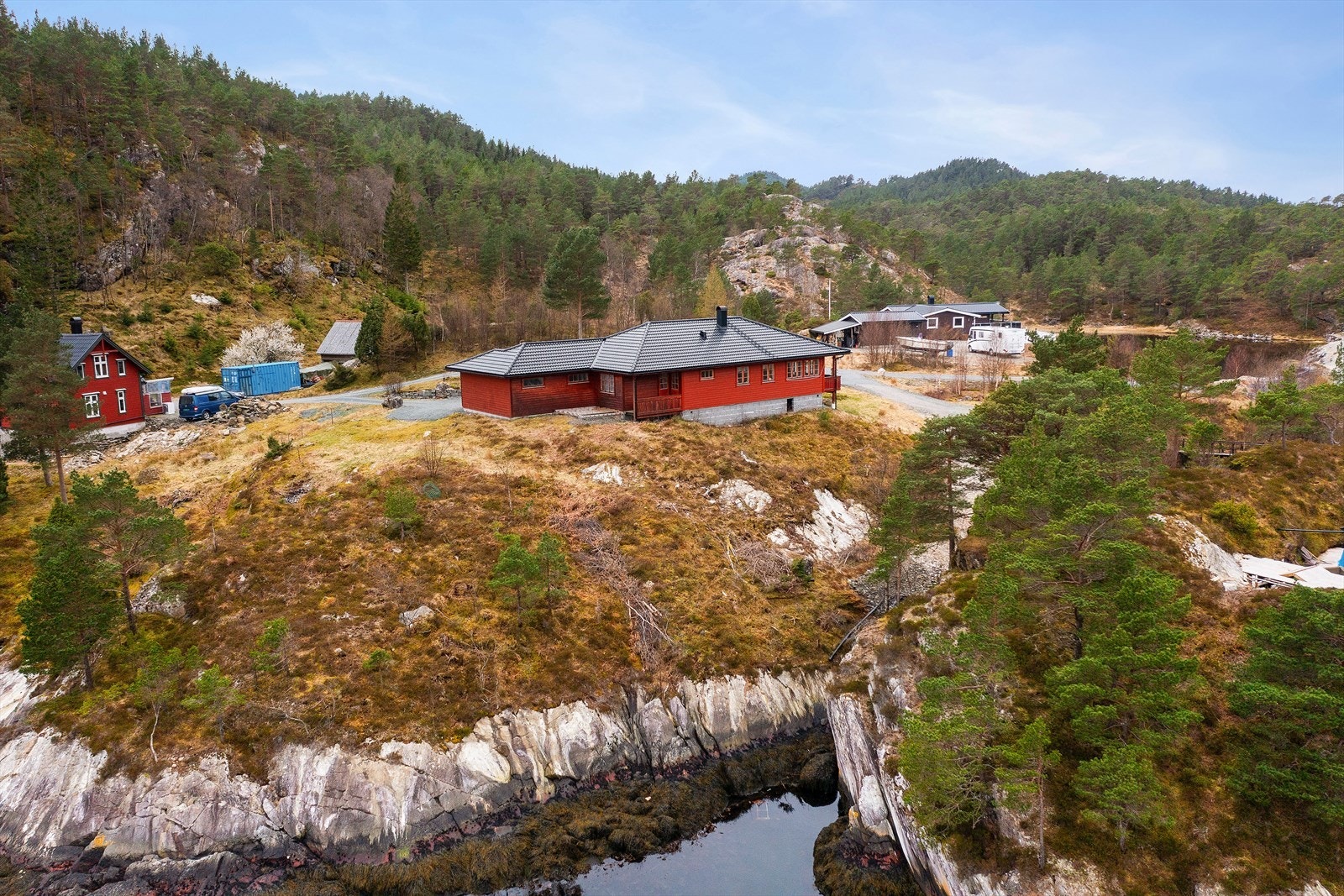 Eiendommen sett fra nordøst. Galleribilde