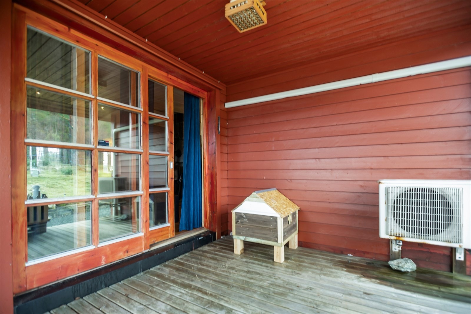 Overbygget terrrasse utenfor stue. Galleribilde