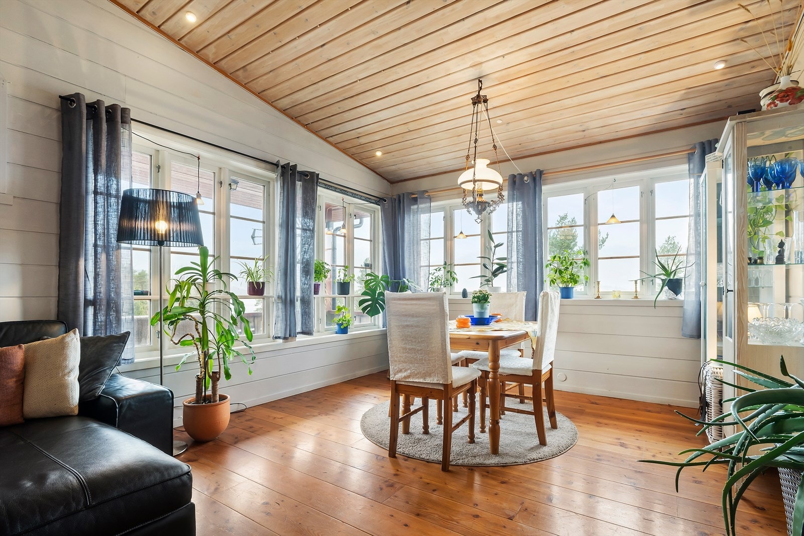 God plass til stort spisebord i stue Galleribilde