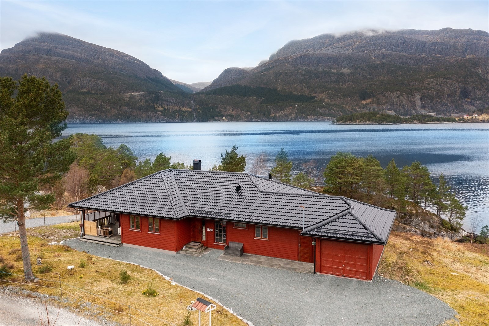 Eiendommen har garasje og god plass til parkering Galleribilde