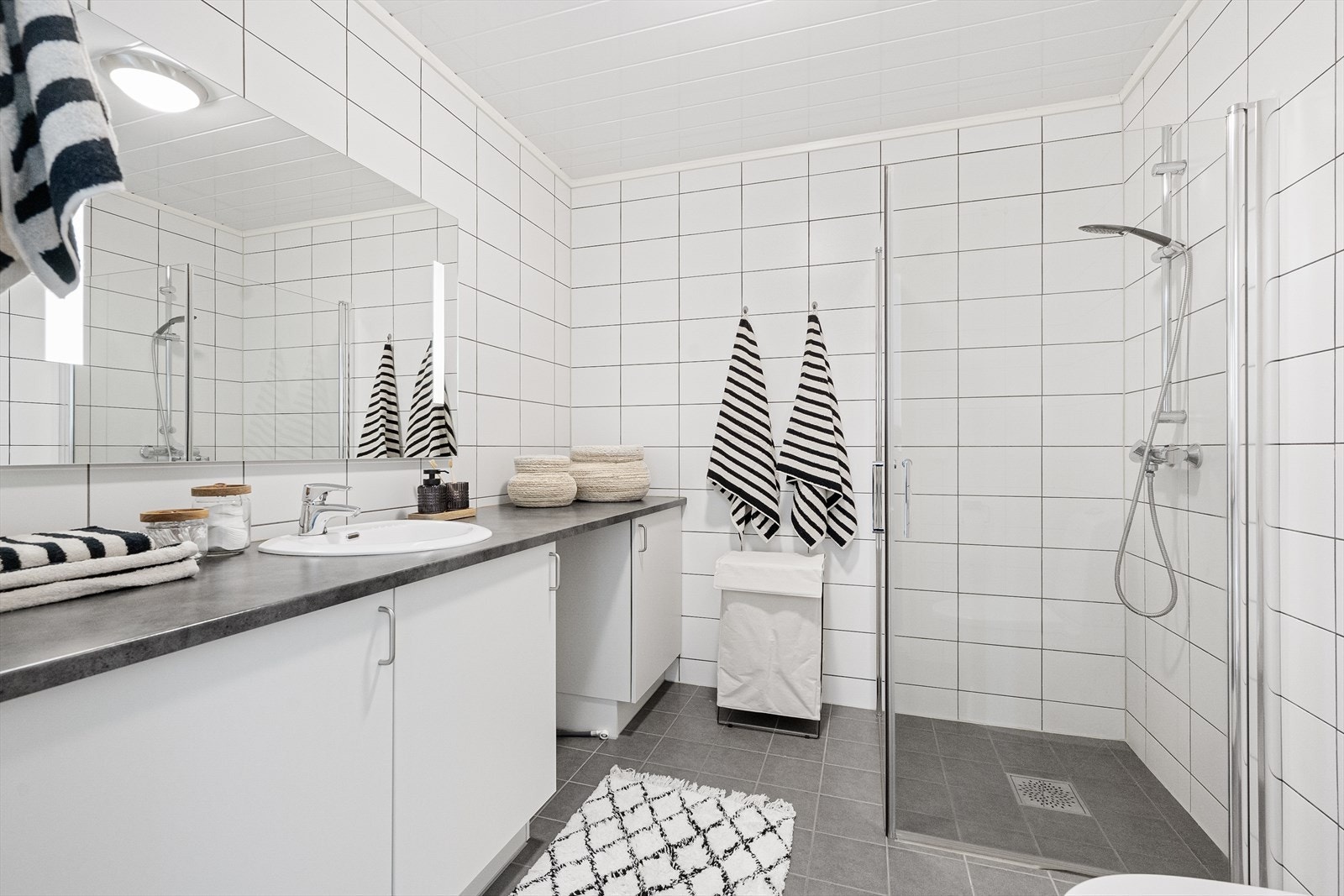 Lyst bad med dusj. Galleribilde