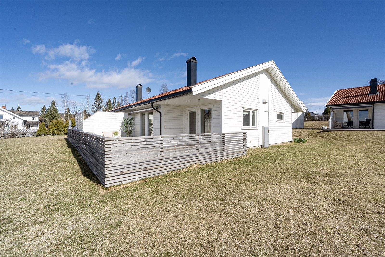 Tomt med plen rundt boligen. Galleribilde