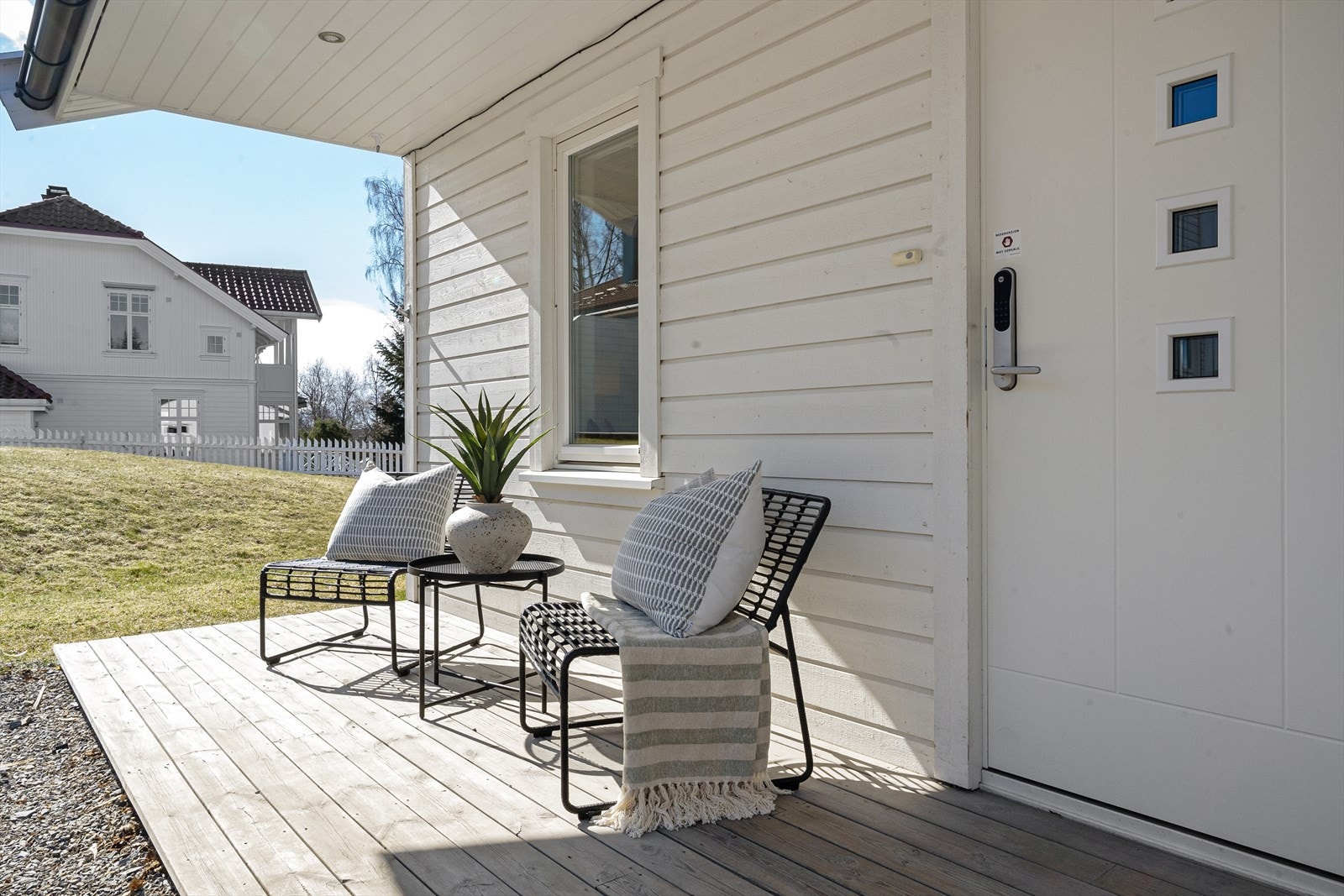 Hyggelig uteplass ved inngangspartiet. Galleribilde
