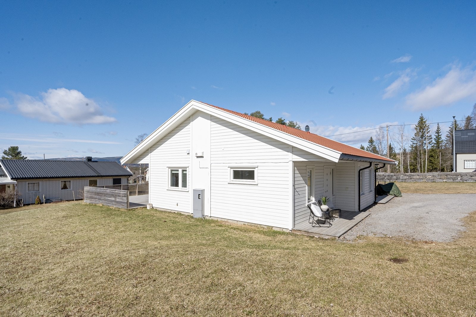 Felles tomt opparbeidet med plen og gruset gårdsplass. Galleribilde