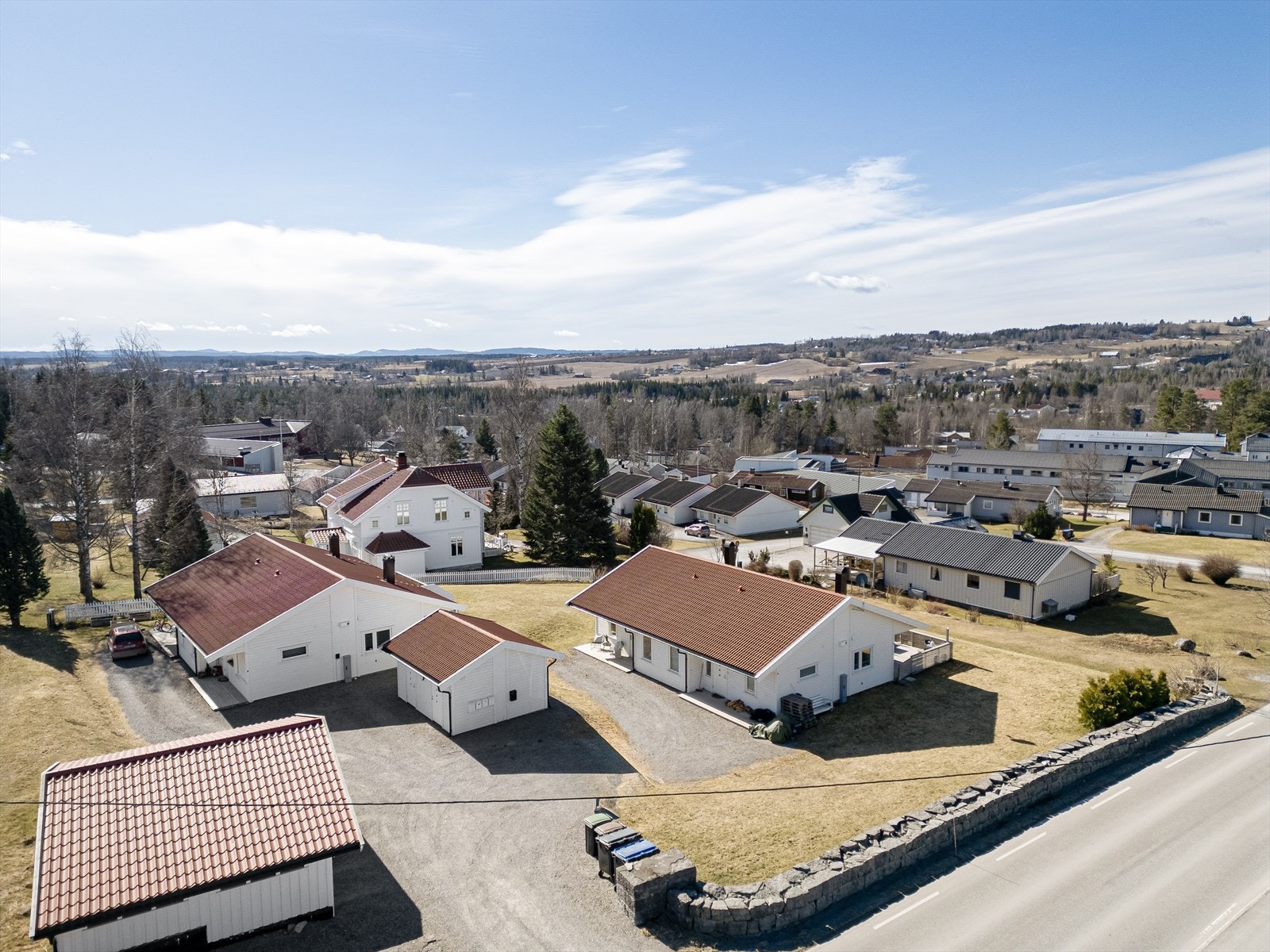I hovedsak boligbebyggelse i området rundt. Nærhet til skole og barnehage. Galleribilde