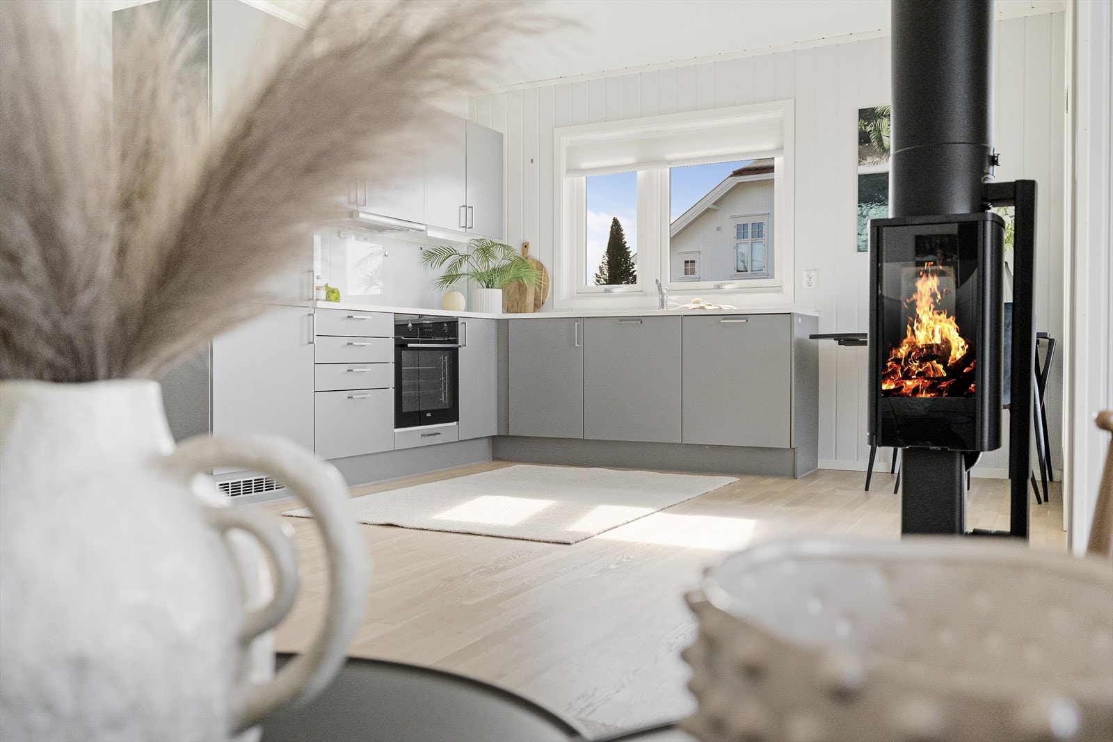 Lun og god atmosfære med vedfyring. Galleribilde