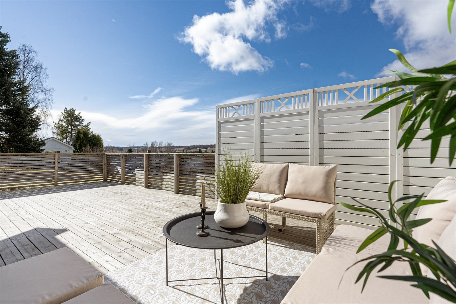 Stor terrasse hvor man kan nyte solrike dager. Galleribilde