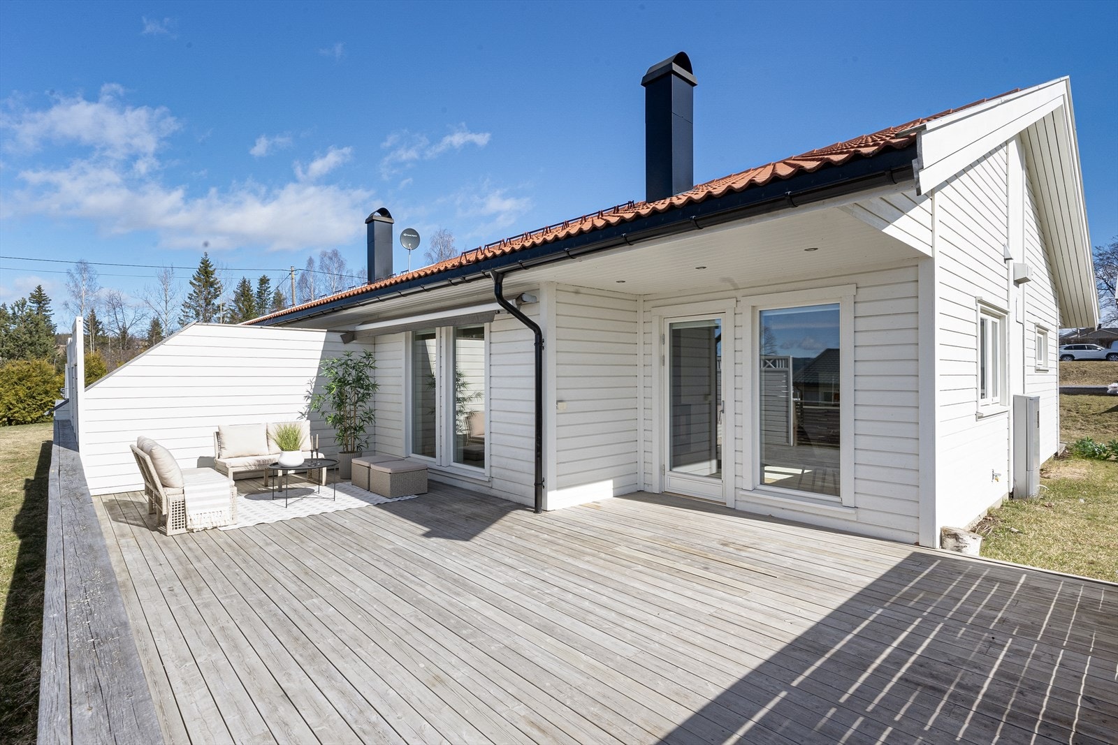 Flott uteplass utenfor kjøkken og stue. Galleribilde